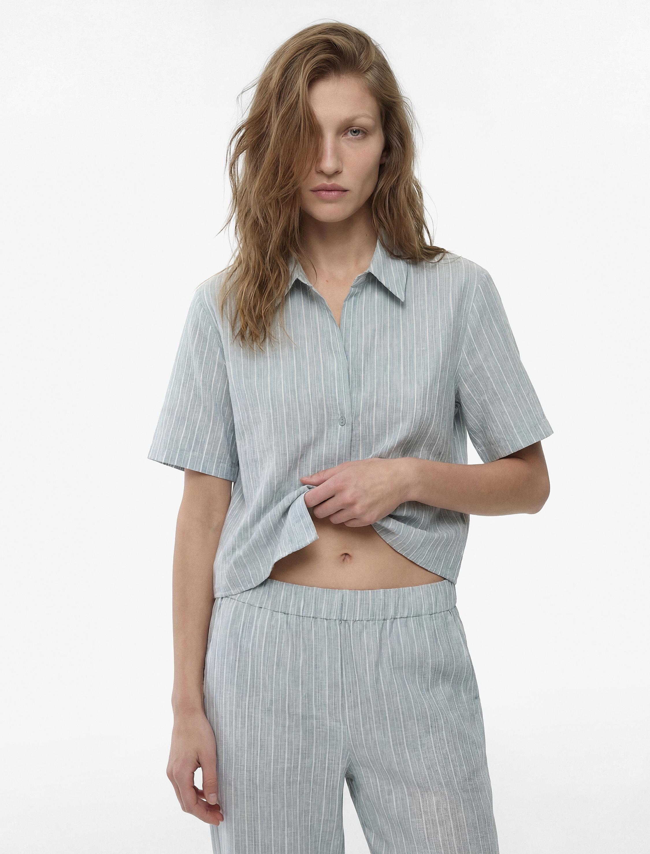 Regular Fit Kaçık Yaka Kısa Kollu Crop Gömlek - Görsel 3