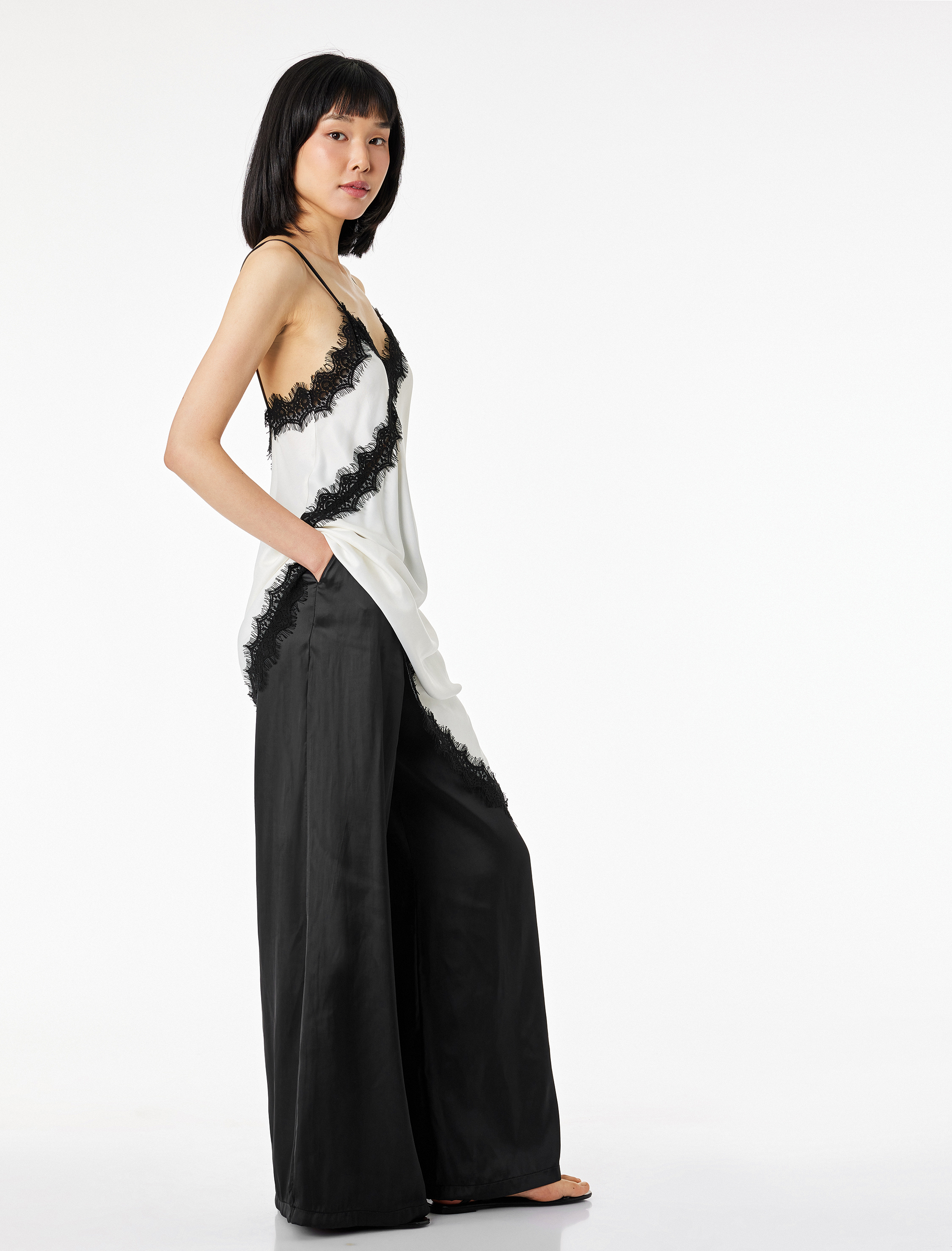 Cep Detaylı Pileli Saten Geniş Paça Pantolon