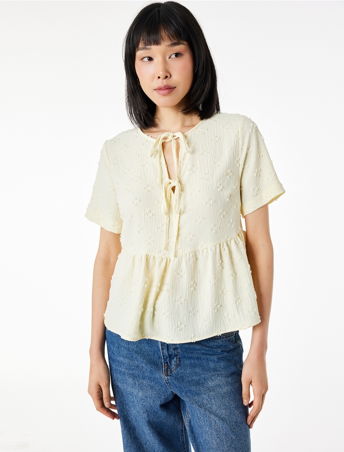  Bağlamalı Fiyonk Detaylı Kısa Kollu Dokulu Peplum Bluz