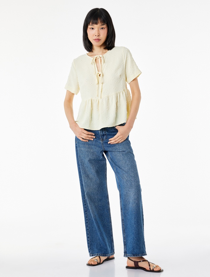  Bağlamalı Fiyonk Detaylı Kısa Kollu Dokulu Peplum Bluz