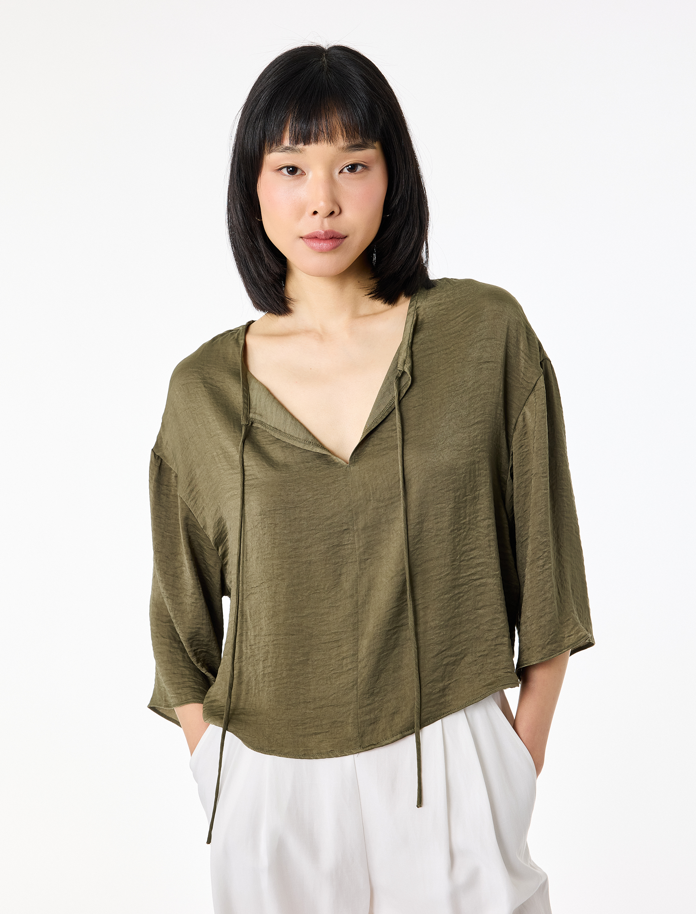 Aerobin Kumaş Rahat Kalıp Bağlamalı Yuvarlak Yaka Kısa Kollu Saten Bluz - Görsel 2