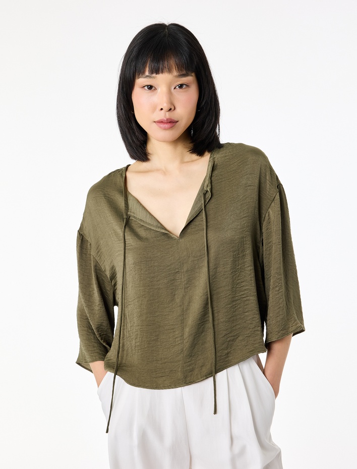  Aerobin Kumaş Rahat Kalıp Bağlamalı Yuvarlak Yaka Kısa Kollu Saten Bluz