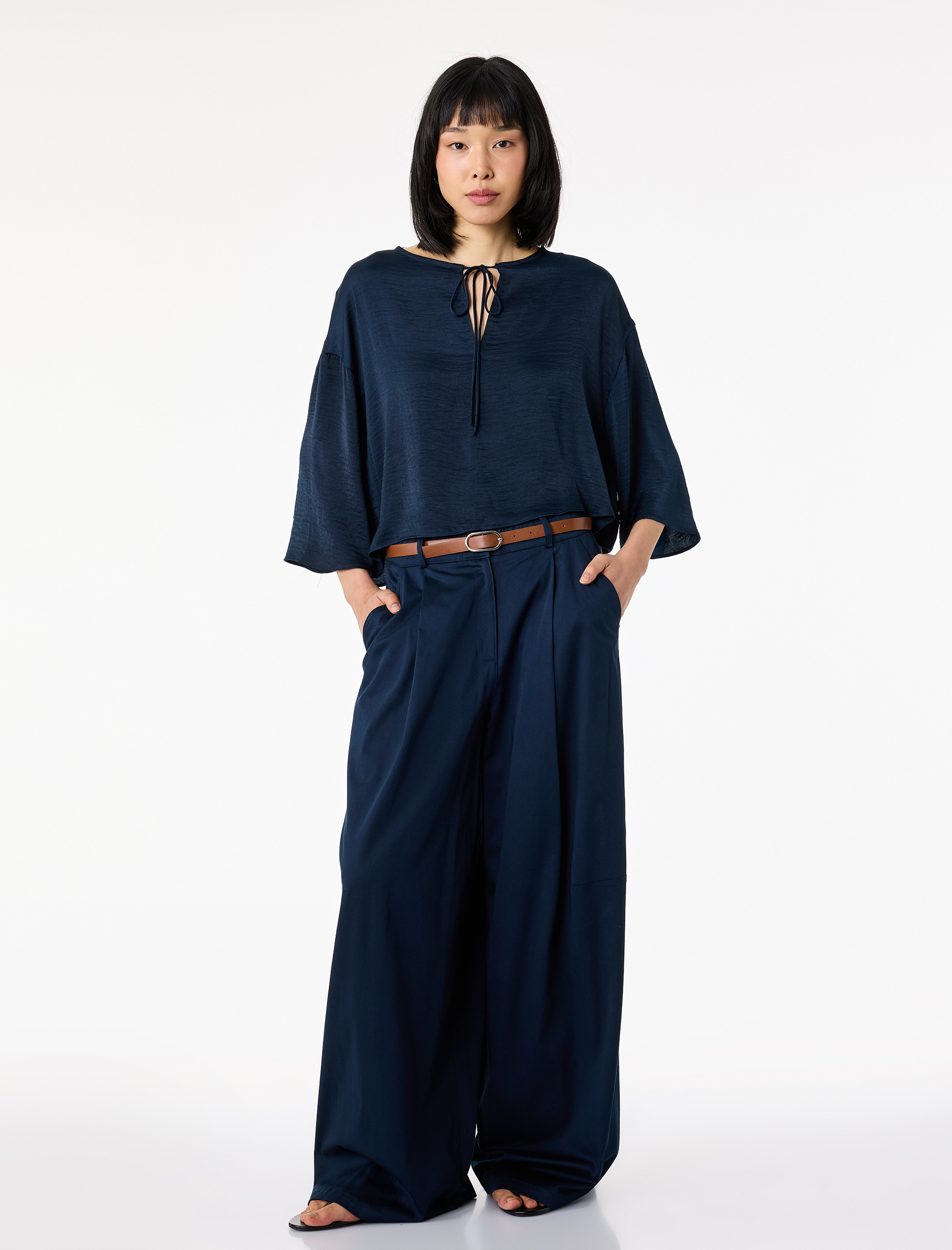 Aerobin Kumaş Rahat Kalıp Bağlamalı Yuvarlak Yaka Kısa Kollu Saten Bluz - Görsel 2