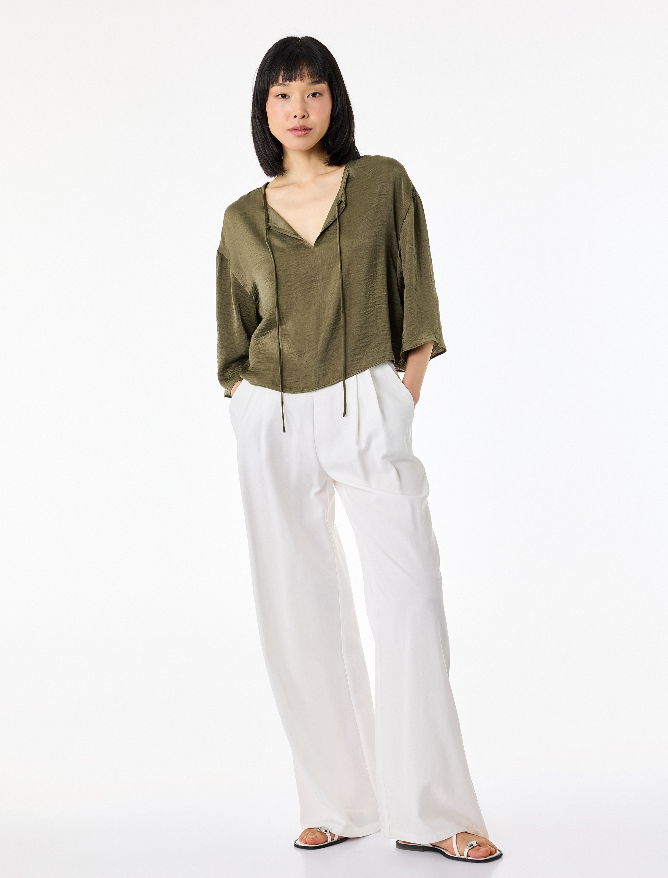 Aerobin Kumaş Rahat Kalıp Bağlamalı Yuvarlak Yaka Kısa Kollu Saten Bluz