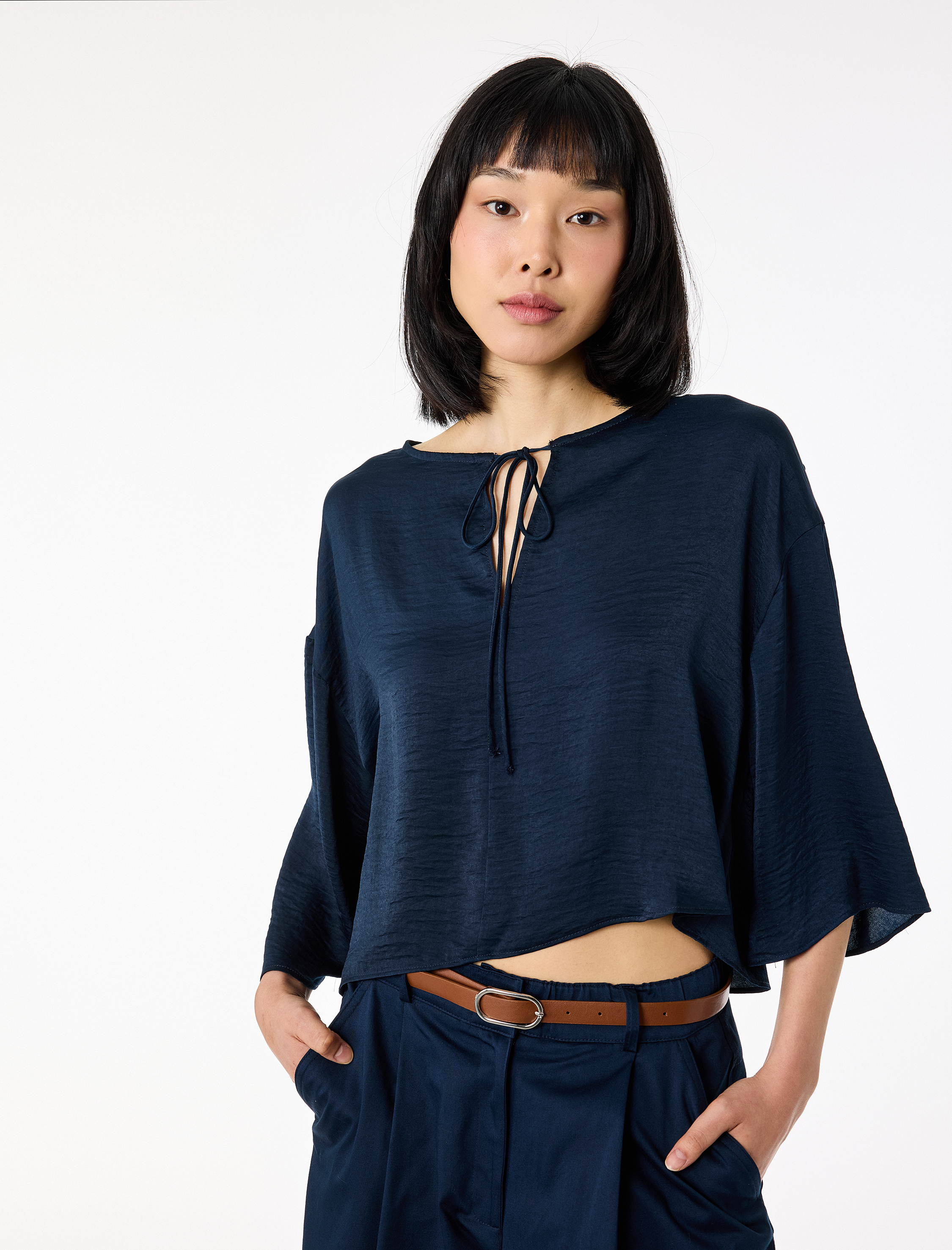 Aerobin Kumaş Rahat Kalıp Bağlamalı Yuvarlak Yaka Kısa Kollu Saten Bluz