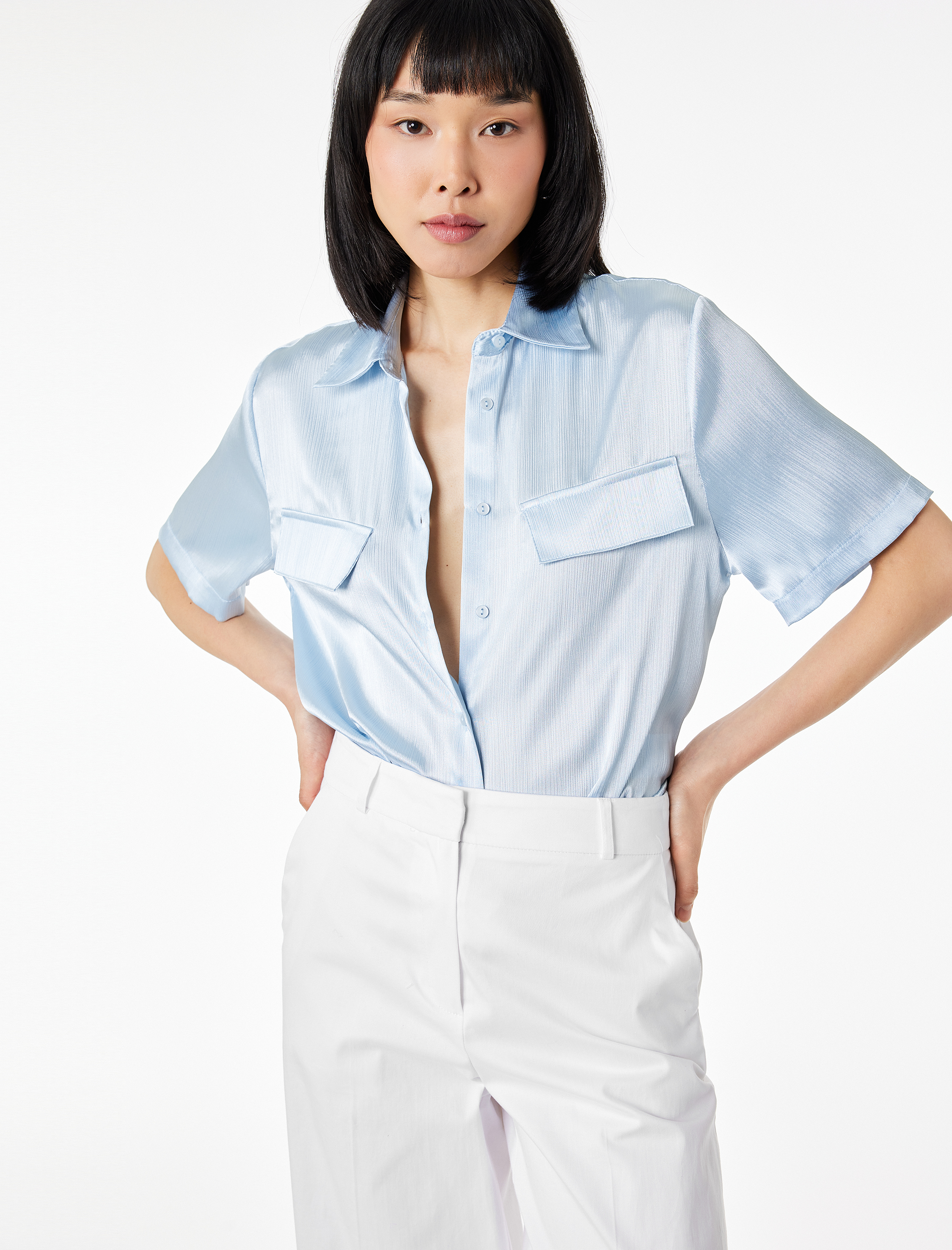 Aplike Detaylı Klasik Yaka Kısa Kollu Saten Gömlek