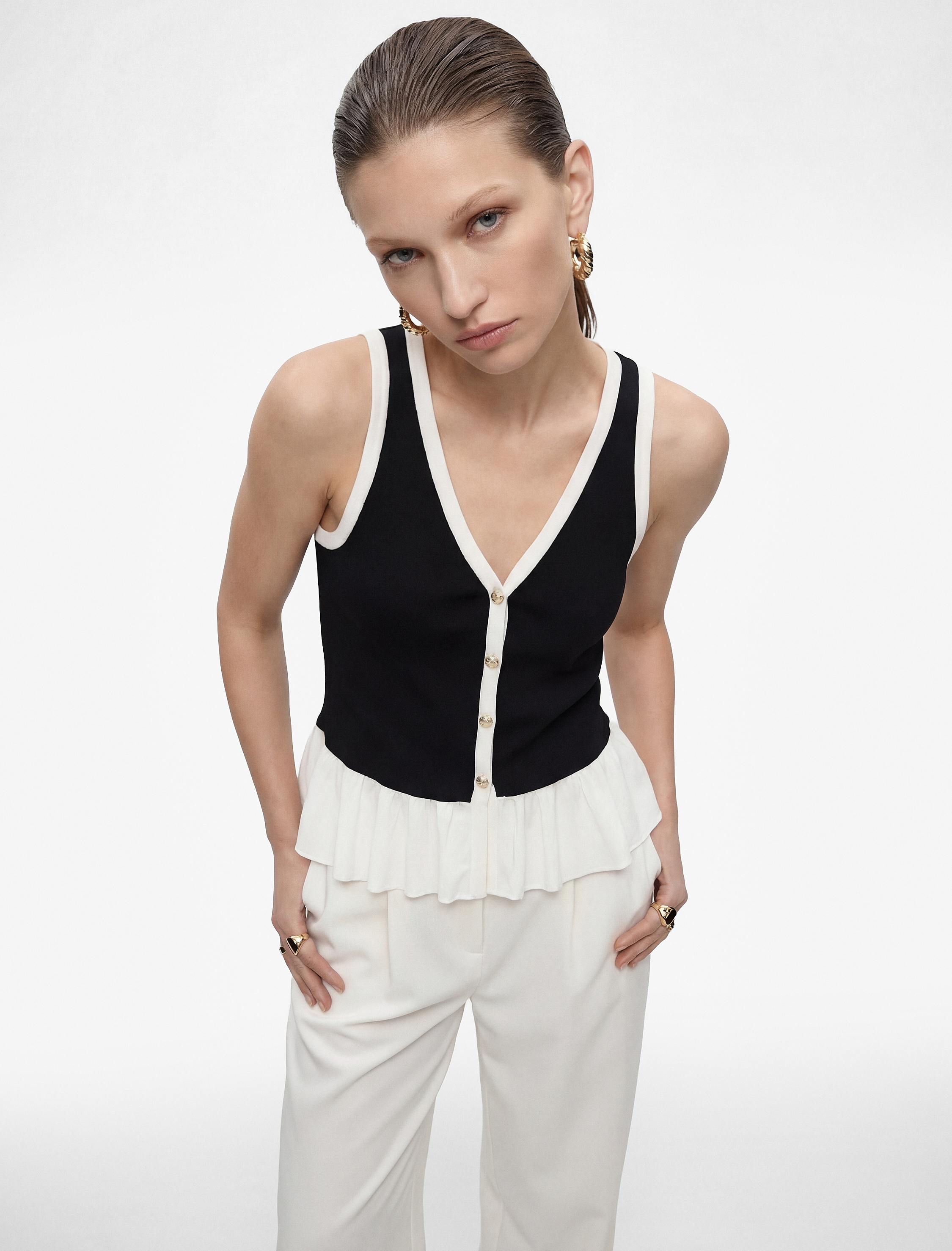   Renk Kontrastlı Krep Scuba Kumaş Kolsuz Düğmeli V Yaka Fırfırlı Peplum Bluz