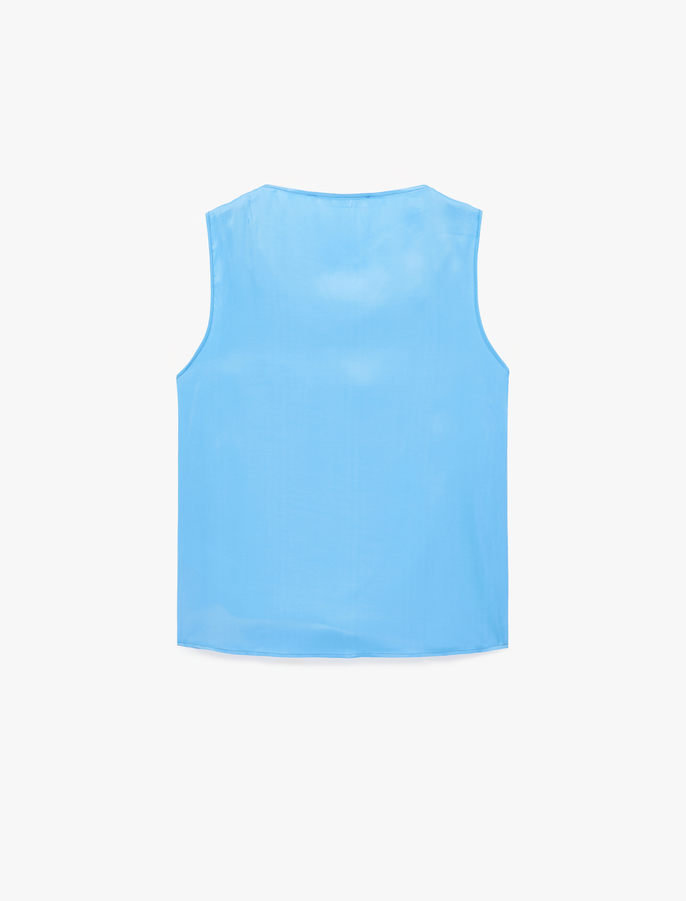   Metal Aksesuarlı Kolsuz U Yaka Dökümlü Viskon Saten Bluz