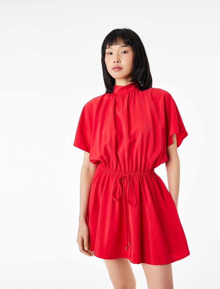  Salda Kumaş Beli Bağcıklı Dik Yaka Yarasa Kollu Mini Elbise