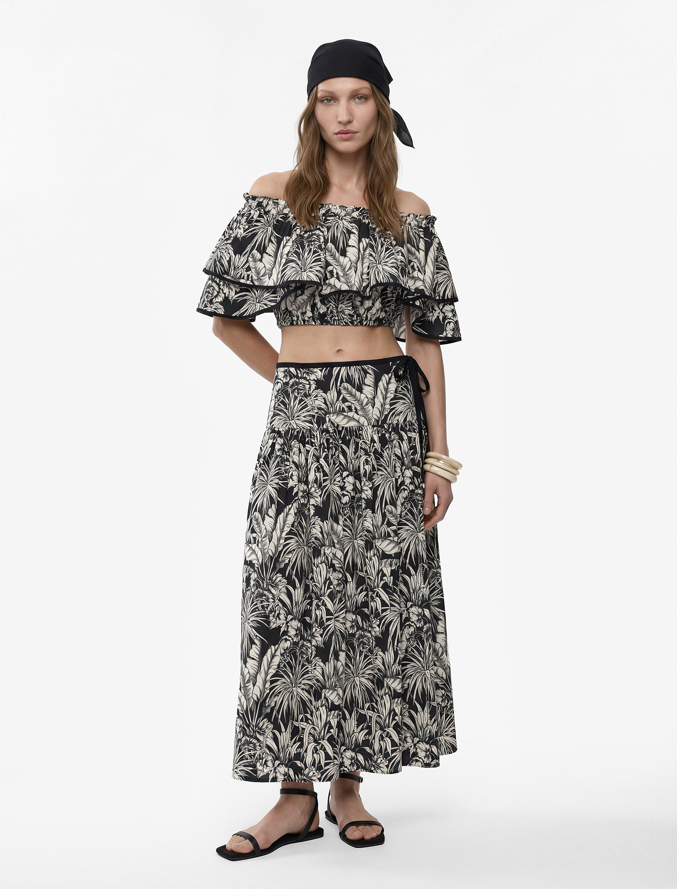   Salda Kumaş Floral Desenli Fırfırlı Omuzu Açık Crop Bluz
