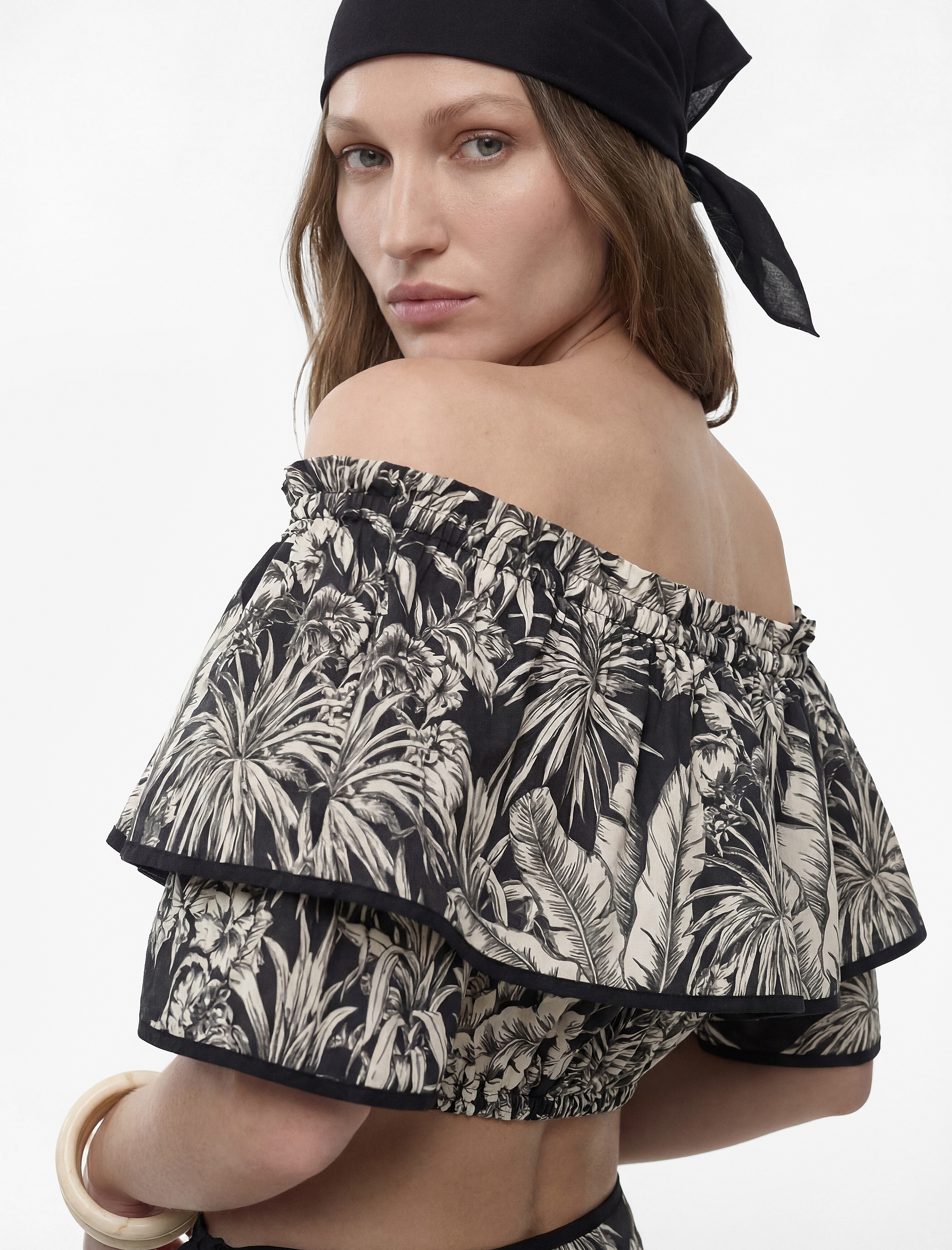   Salda Kumaş Floral Desenli Fırfırlı Omuzu Açık Crop Bluz