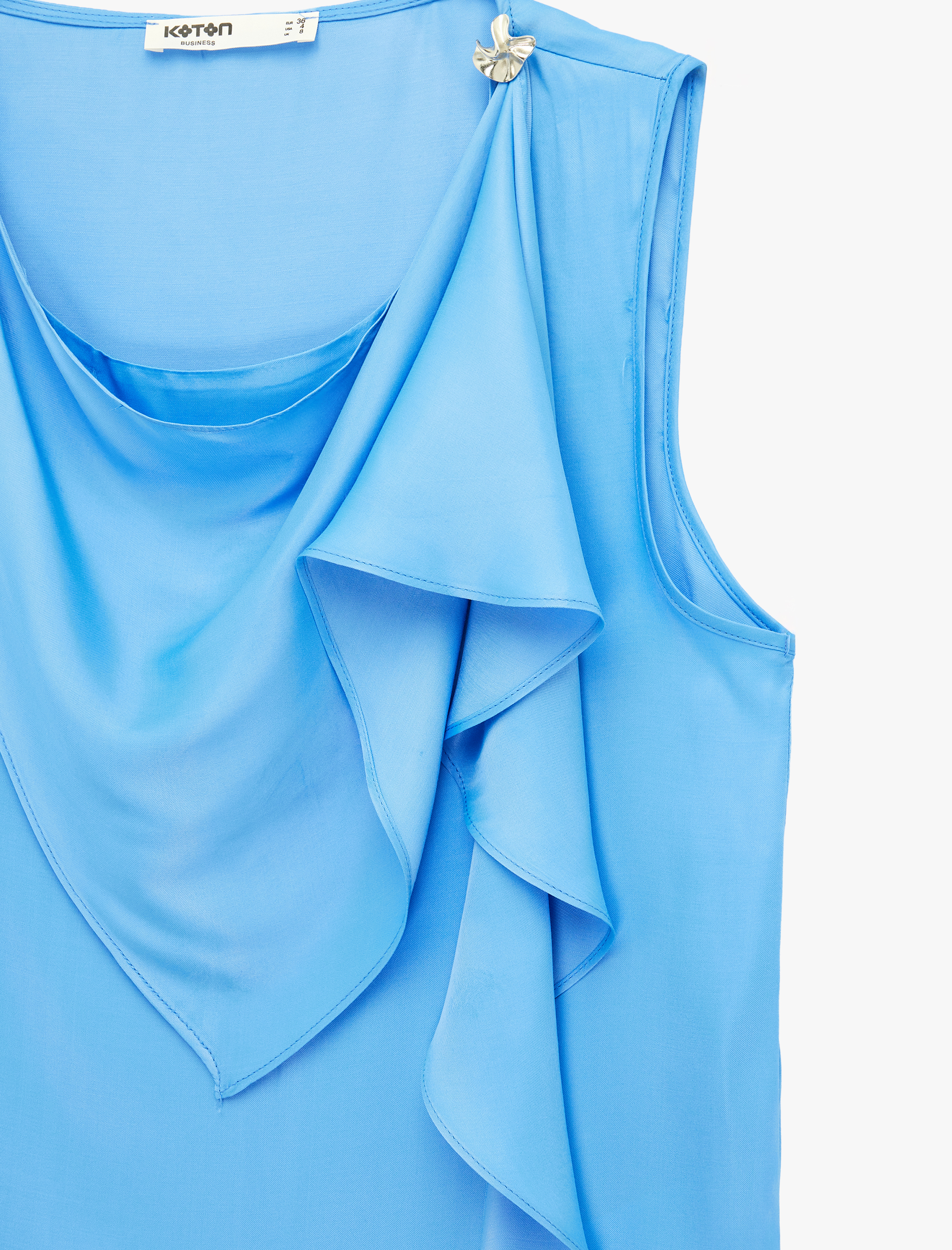   Metal Aksesuarlı Kolsuz U Yaka Dökümlü Viskon Saten Bluz