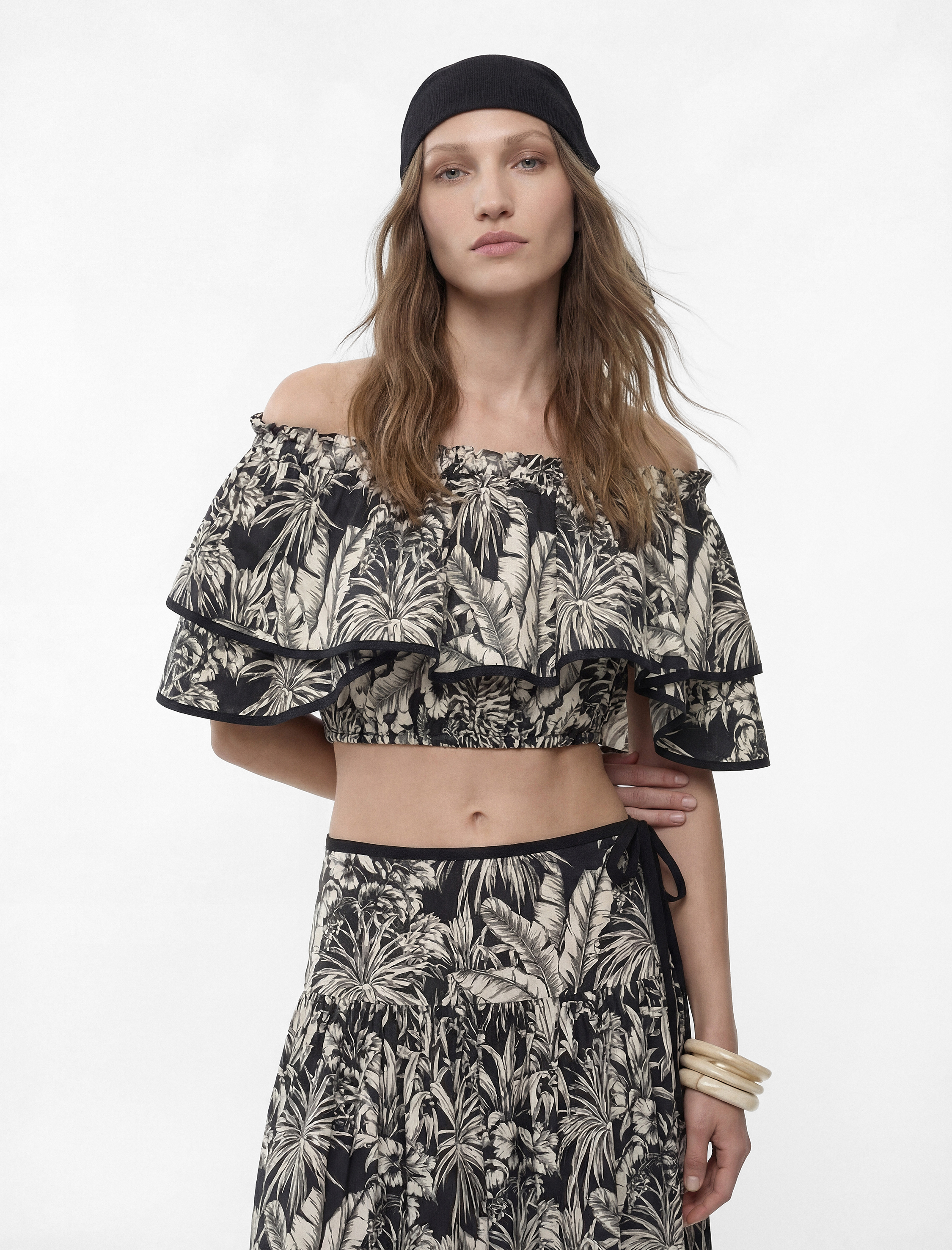   Salda Kumaş Floral Desenli Fırfırlı Omuzu Açık Crop Bluz