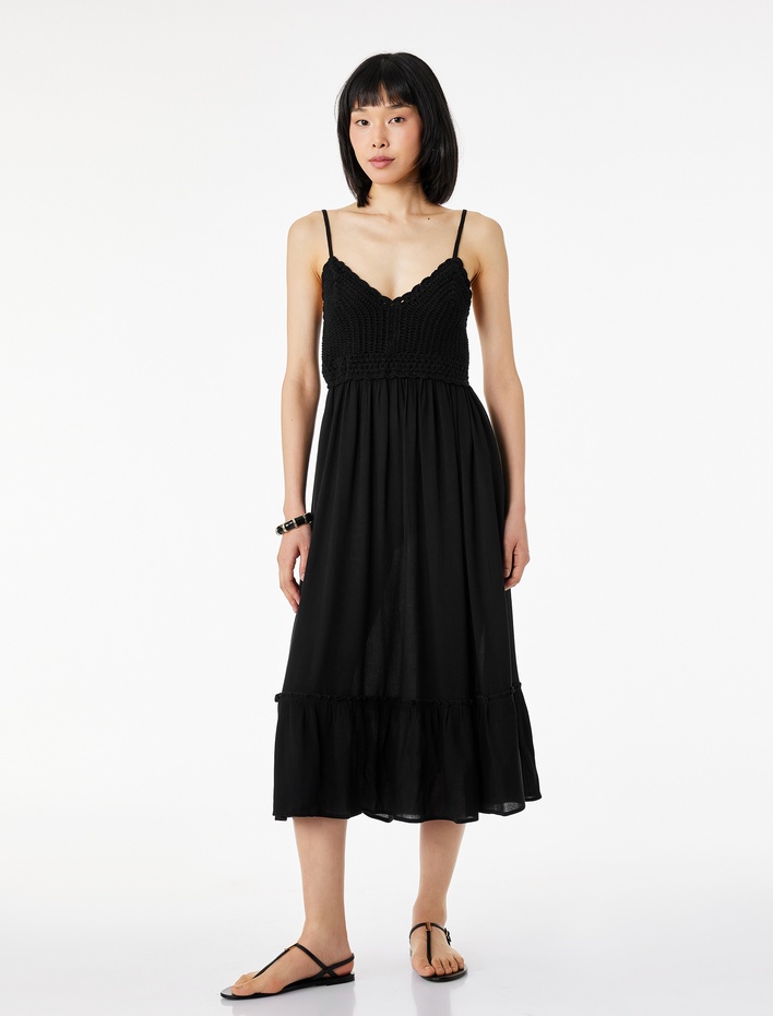  Viskon Krinkıl Kumaş Kroşe Detaylı V Yaka Midi Boy Askılı Elbise