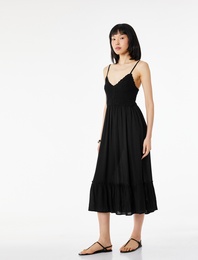 Viskon Krinkıl Kumaş Kroşe Detaylı V Yaka Midi Boy Askılı Elbise