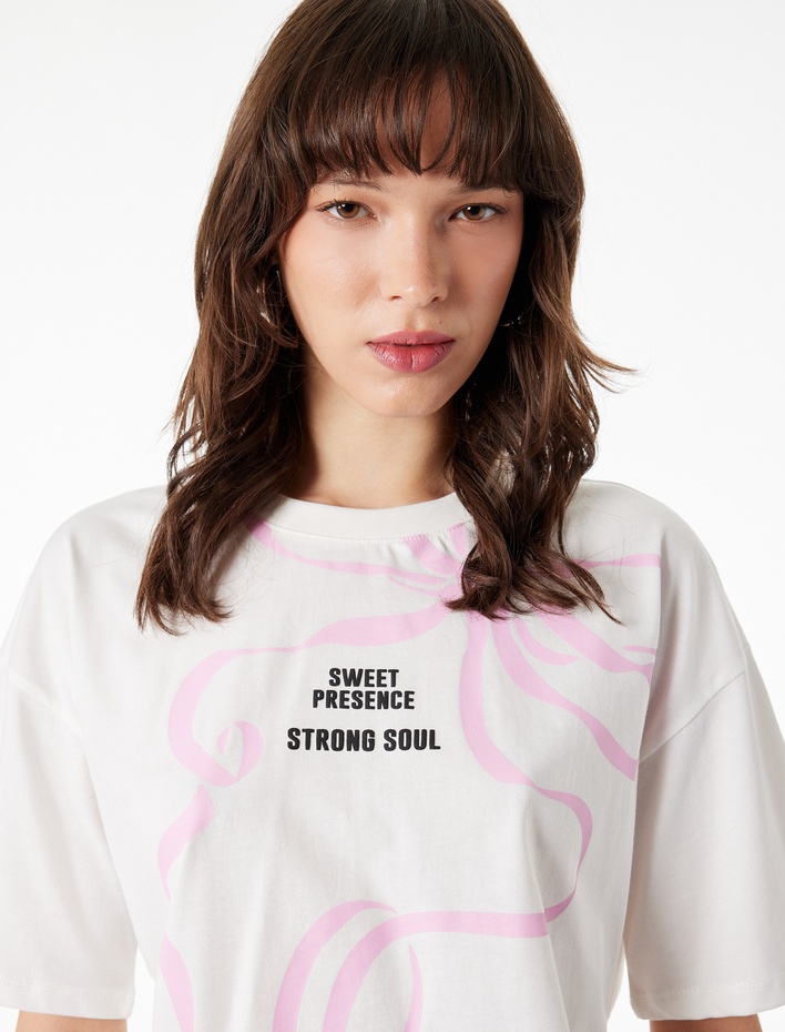  Rahat Kalıp Kısa Kollu Bisiklet Yaka Fiyonk Baskılı Pamuklu Tişört