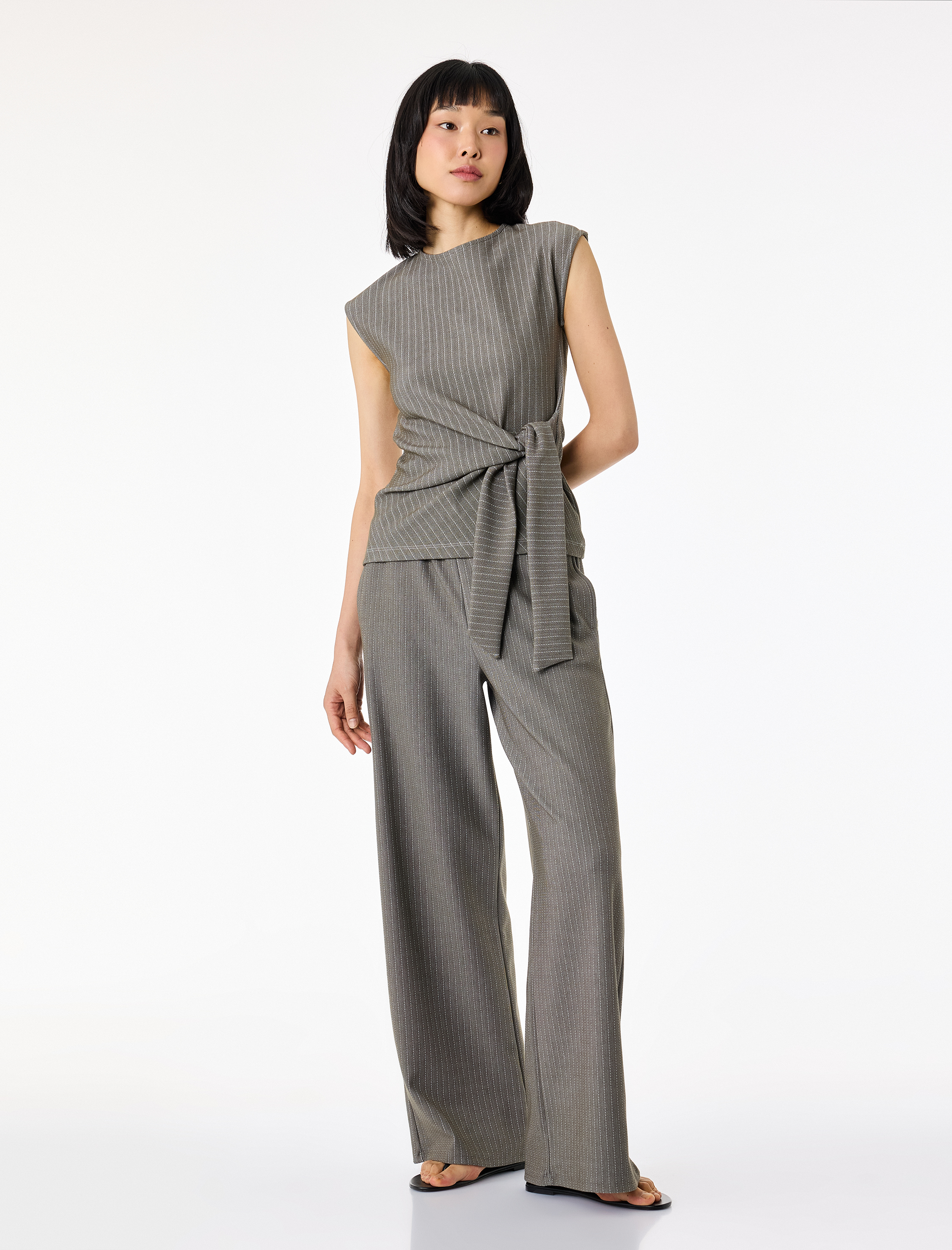 Beli Bağcıklı Cepli Düz Bol Paça Çizgili Pantolon