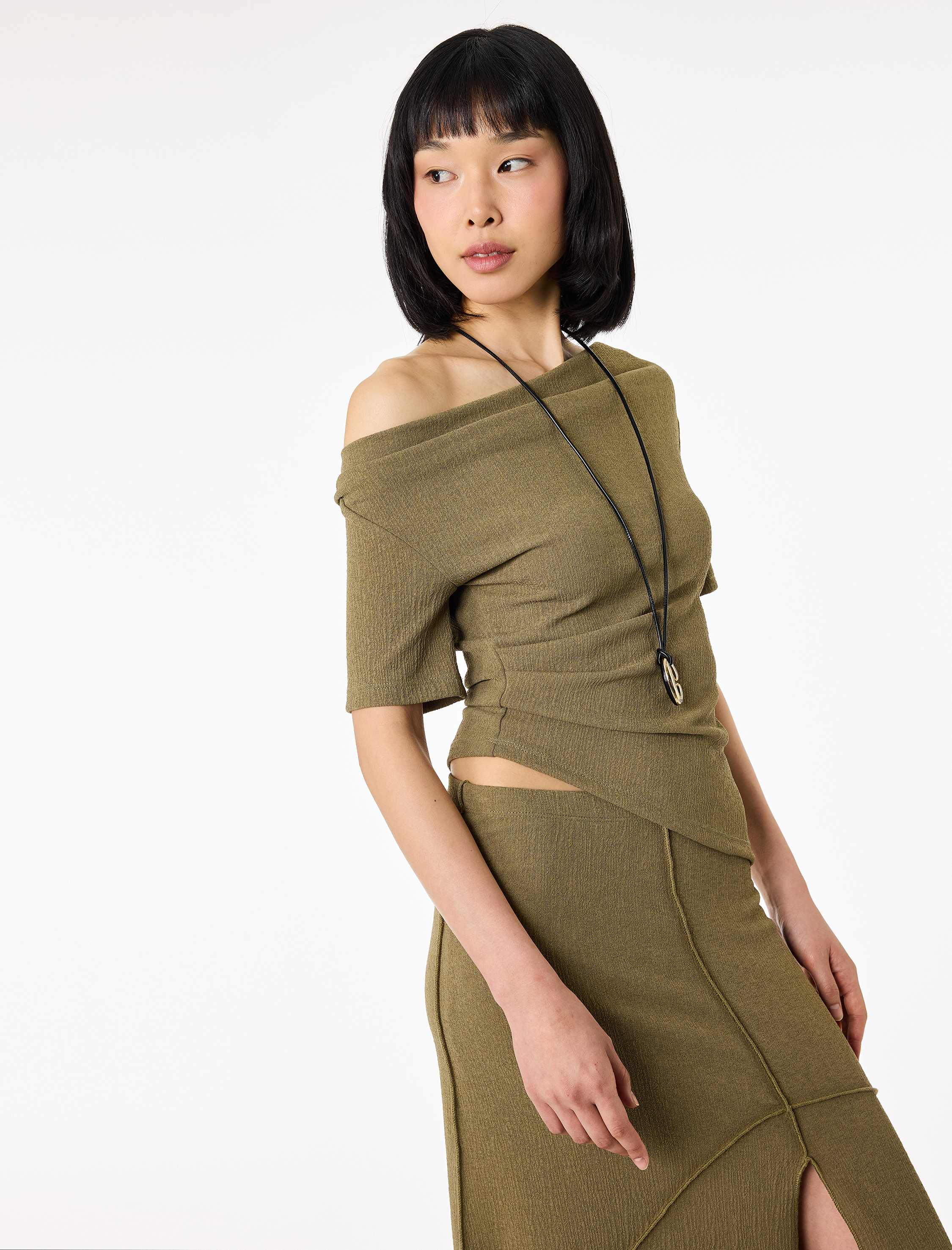 Krep Kumaş Slim Fit Kısa Kollu Degaje Yaka Asimetrik Tişört - Görsel 3