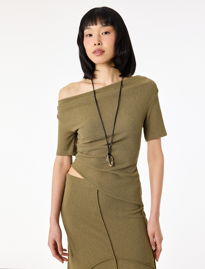  Krep Kumaş Slim Fit Kısa Kollu Degaje Yaka Asimetrik Tişört