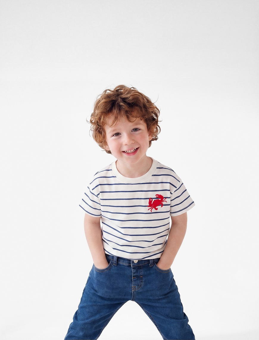 Koton Erkek Bebek Pamuklu Yengeç Nakış Detaylı Kısa Kollu Bisiklet Yaka Çizgili T-Shirt