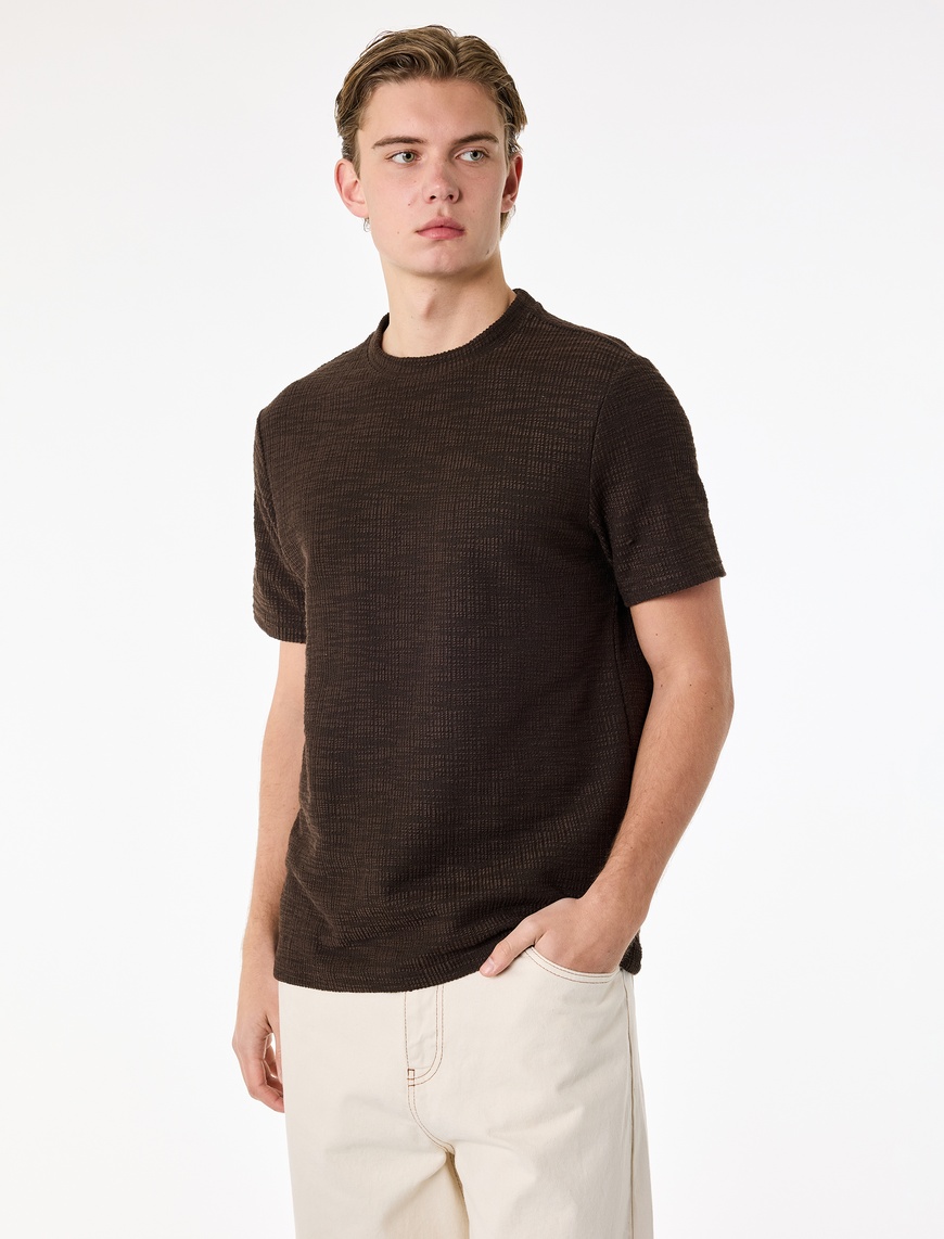 Koton Erkek Regular Fit Kısa Kollu Dokulu Tok Kumaş Bisiklet Yaka T-Shirt