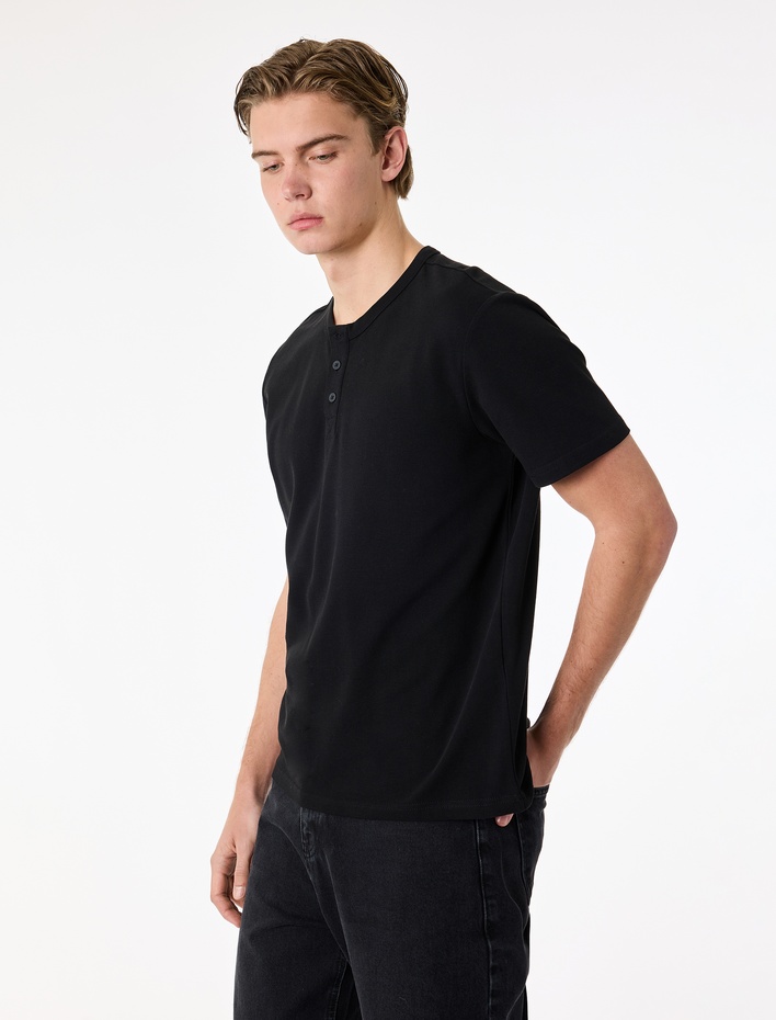 Regular Fit Kısa Kollu Pamuklu Pike Kumaş Düğmeli Hakim Yaka Tişört