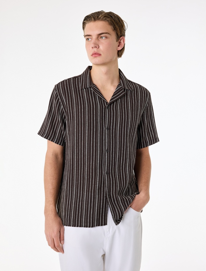  Regular Fit Kısa Kollu Düğmeli Devrik Yaka Çizgili Gömlek