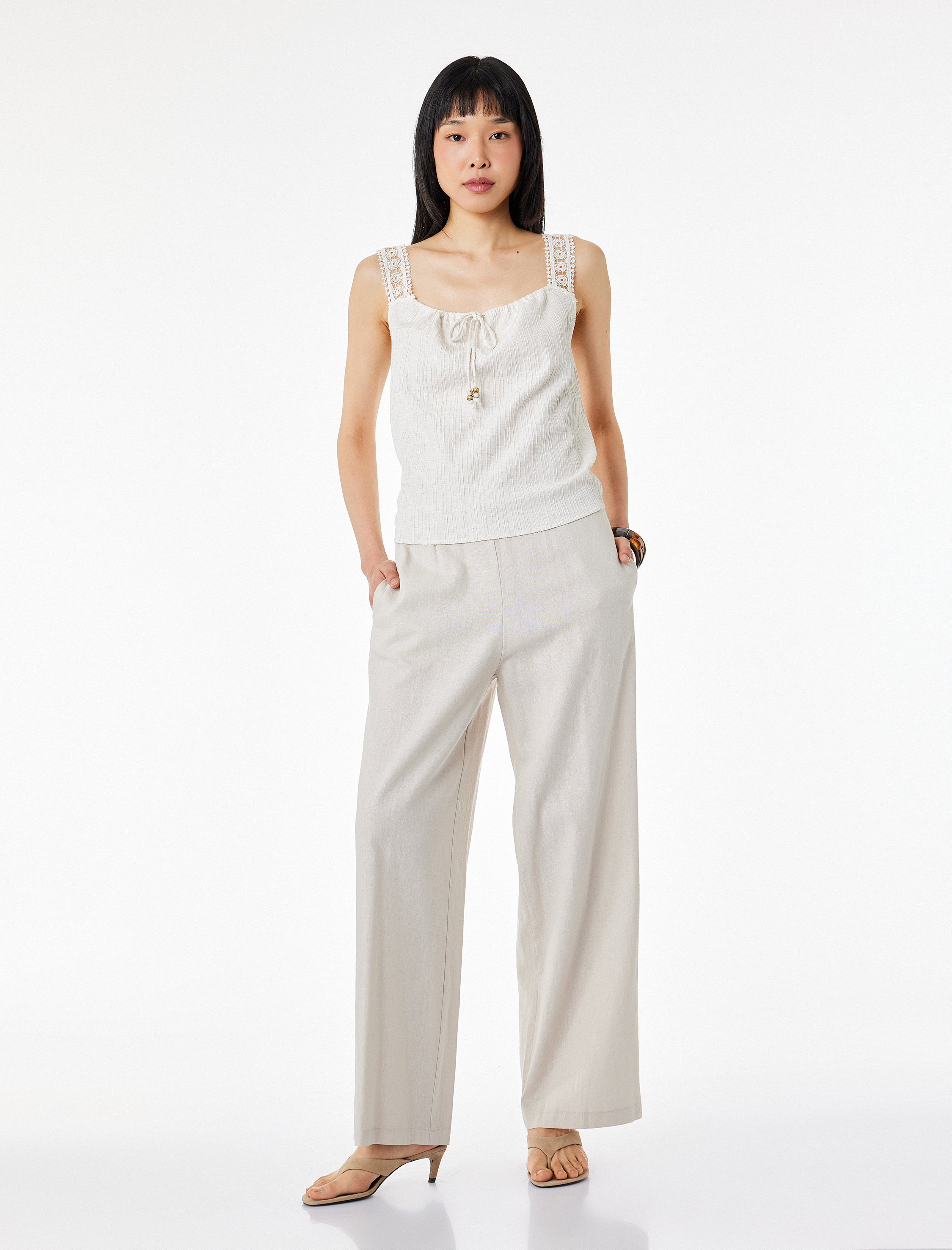   Keten Karışımlı Bağlama Yakalı Dantel Detaylı Askılı Bluz