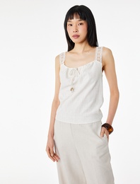 Keten Karışımlı Bağlama Yakalı Dantel Detaylı Askılı Bluz