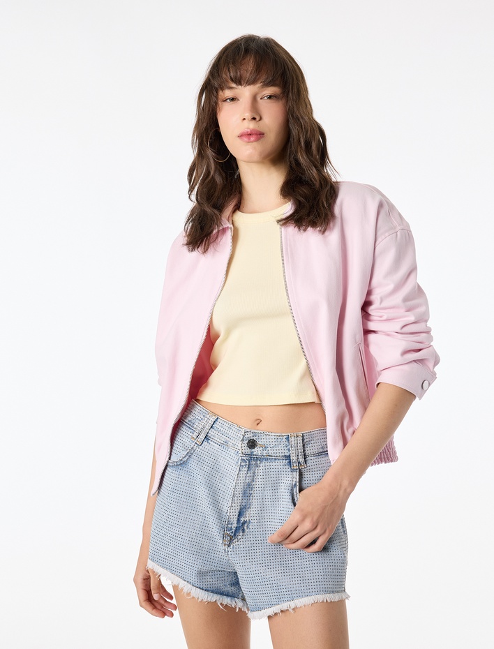  Rahat Kalıp Püsküllü Taş Detaylı Mini Denim Şort