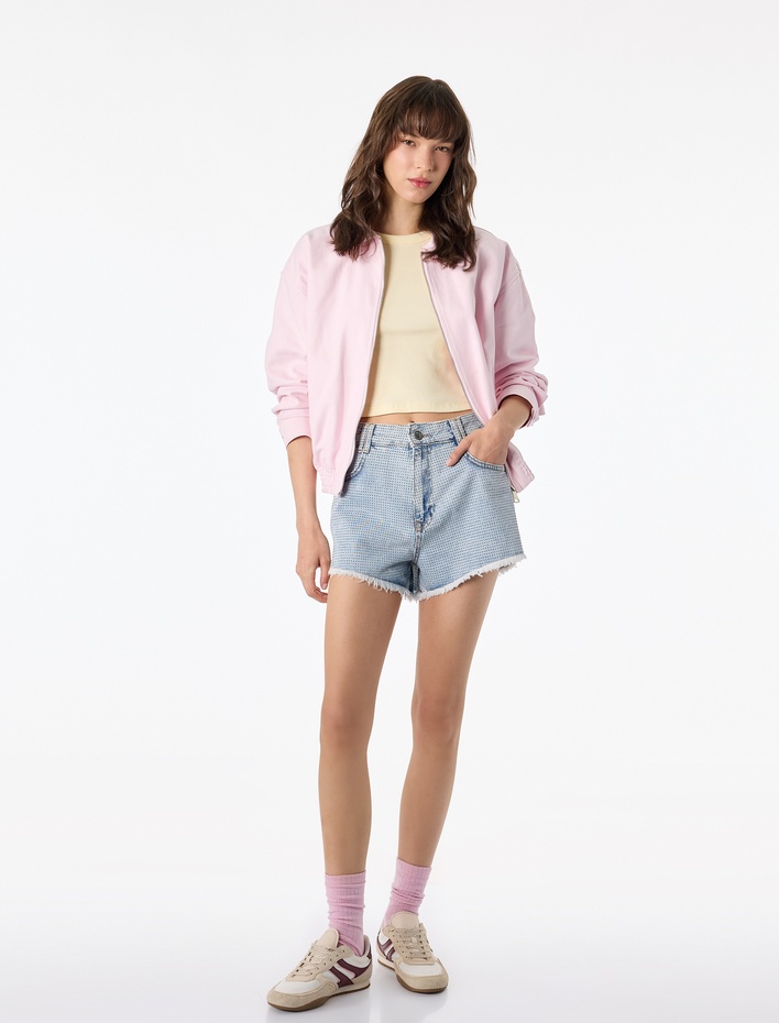  Rahat Kalıp Püsküllü Taş Detaylı Mini Denim Şort