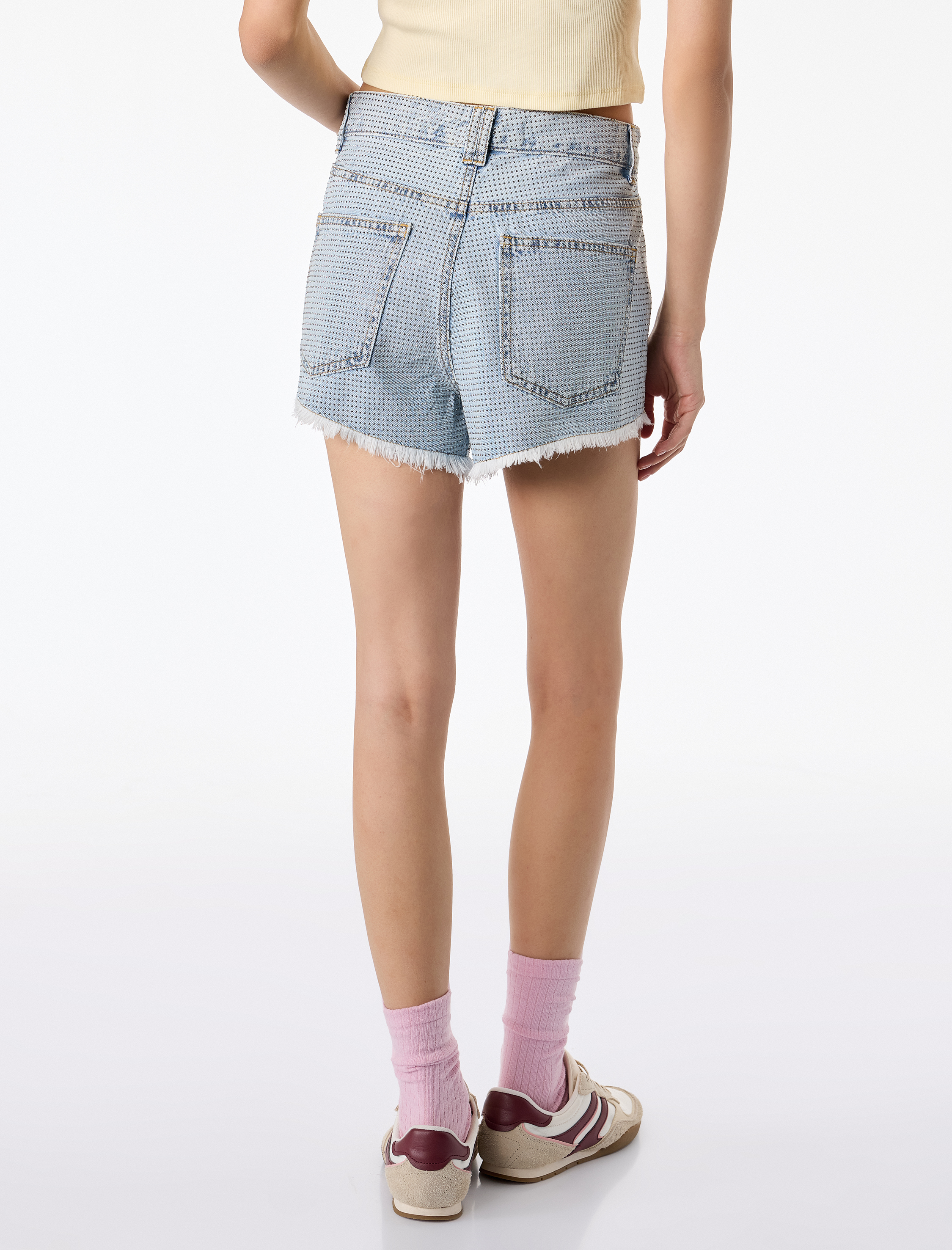   Rahat Kalıp Püsküllü Taş Detaylı Mini Denim Şort