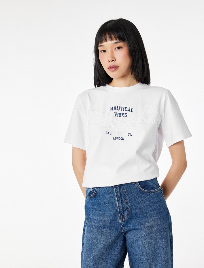  Pamuklu Kısa Kollu Bisiklet Yaka Baskılı Dantel Detaylı Tişört