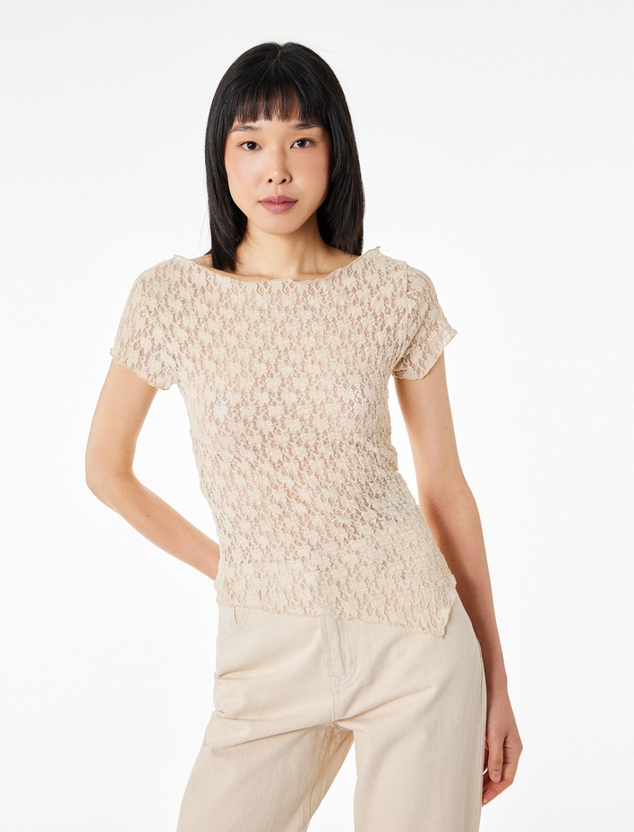  Slim Fit Kayık Yaka Kısa Kollu Yarı Transparan Asimetrik Dantel Tişört