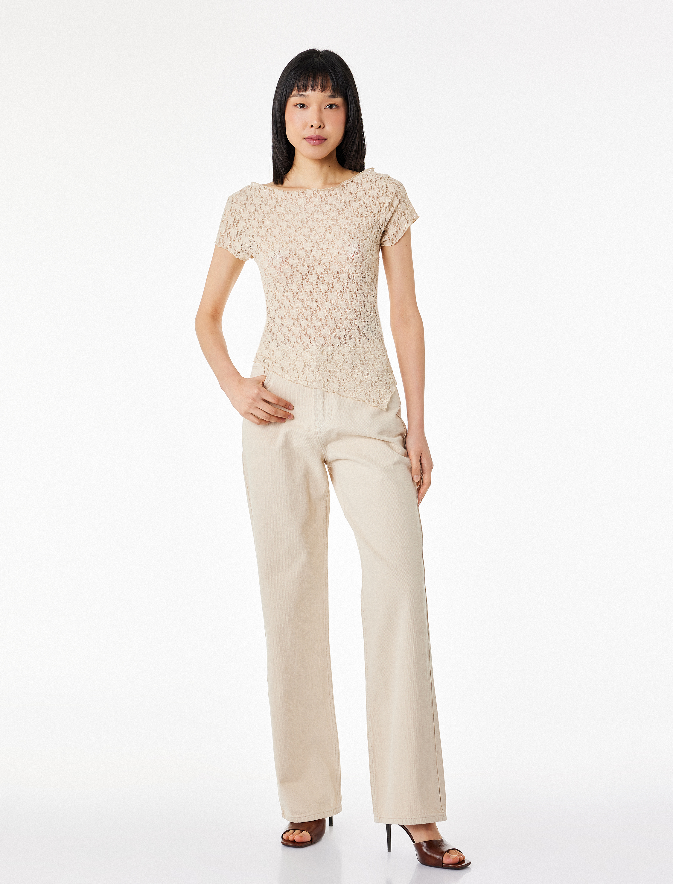 Slim Fit Kayık Yaka Kısa Kollu Yarı Transparan Asimetrik Dantel Tişört - Görsel 2