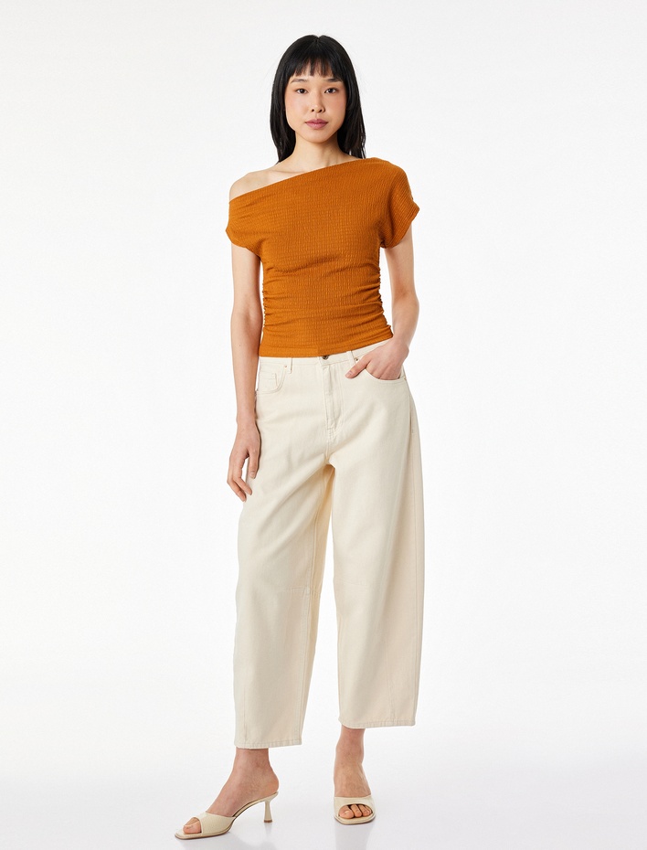  Bürümcük Kumaş Dokulu Drapeli Asimetrik Omzu Açık Kayık Yaka Bluz