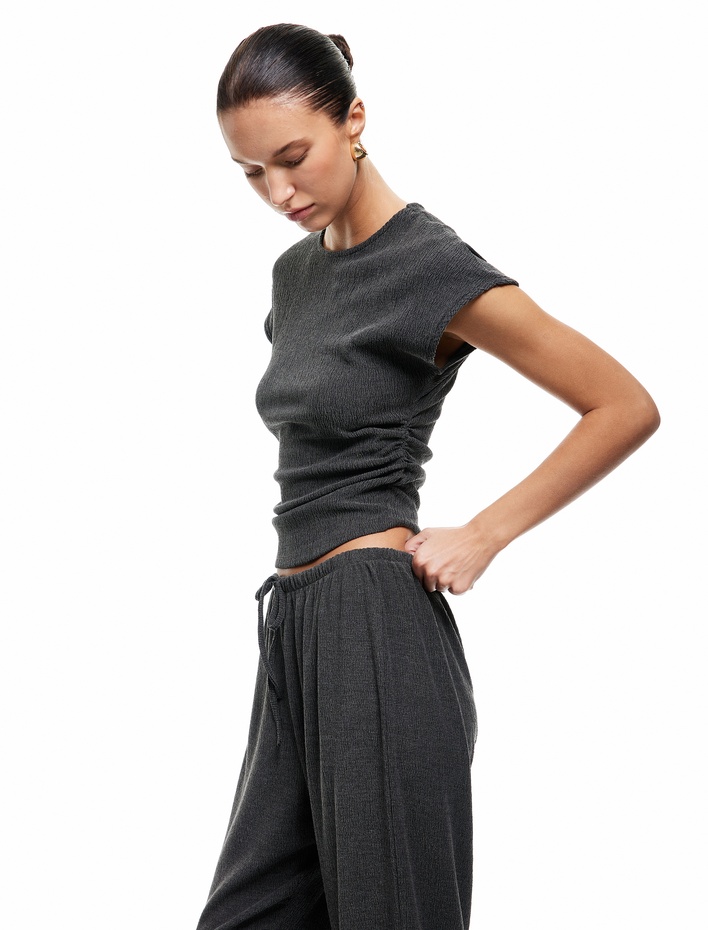  Bürümcük Kumaş Drape Detaylı Bisiklet Yaka Kısa Kollu Tişört