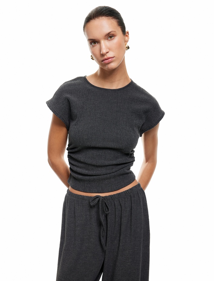  Bürümcük Kumaş Drape Detaylı Bisiklet Yaka Kısa Kollu Tişört