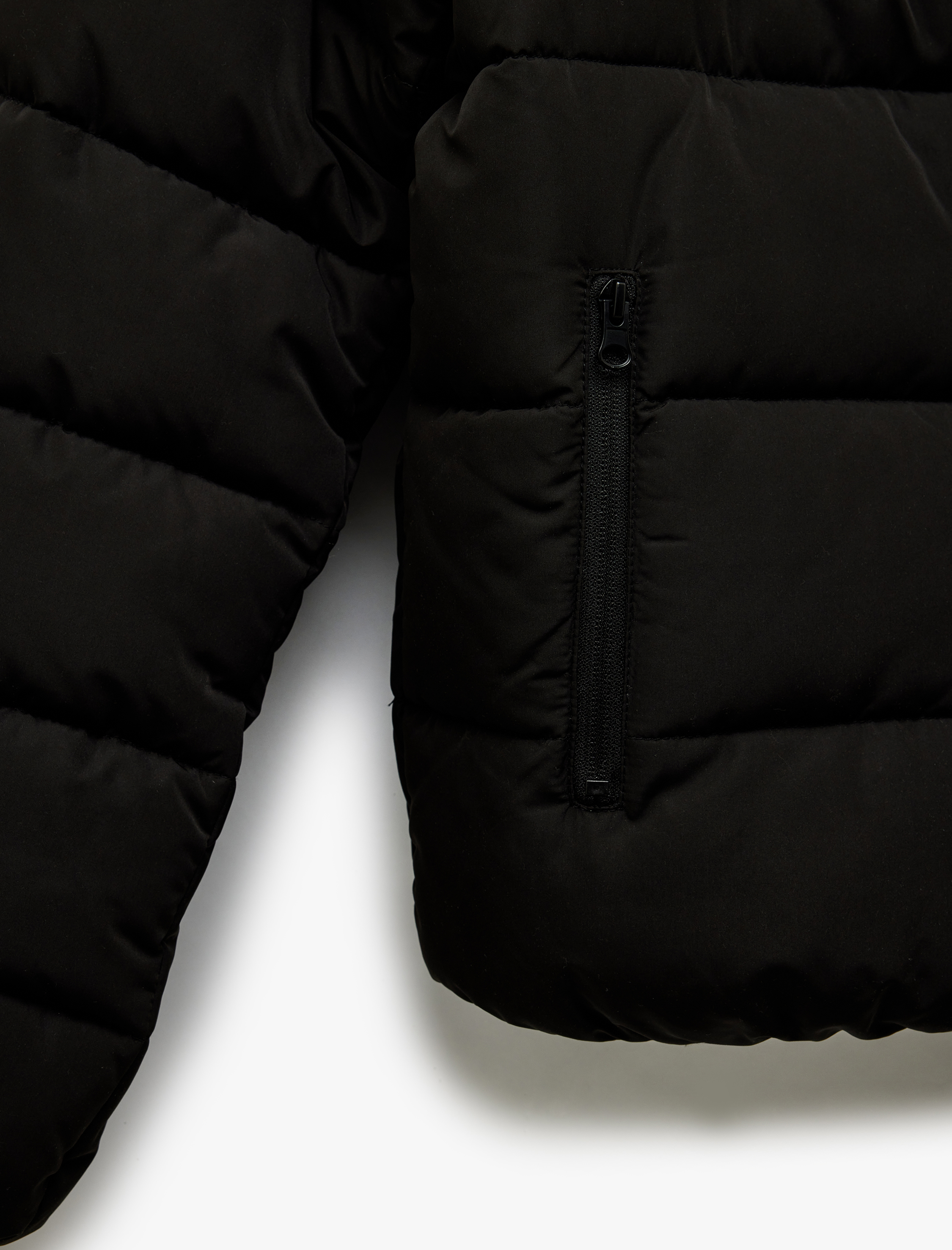   Kapüşonlu Uzun Kollu İçi Suni Kürklü Fermuarlı Cepli Şişme Mont