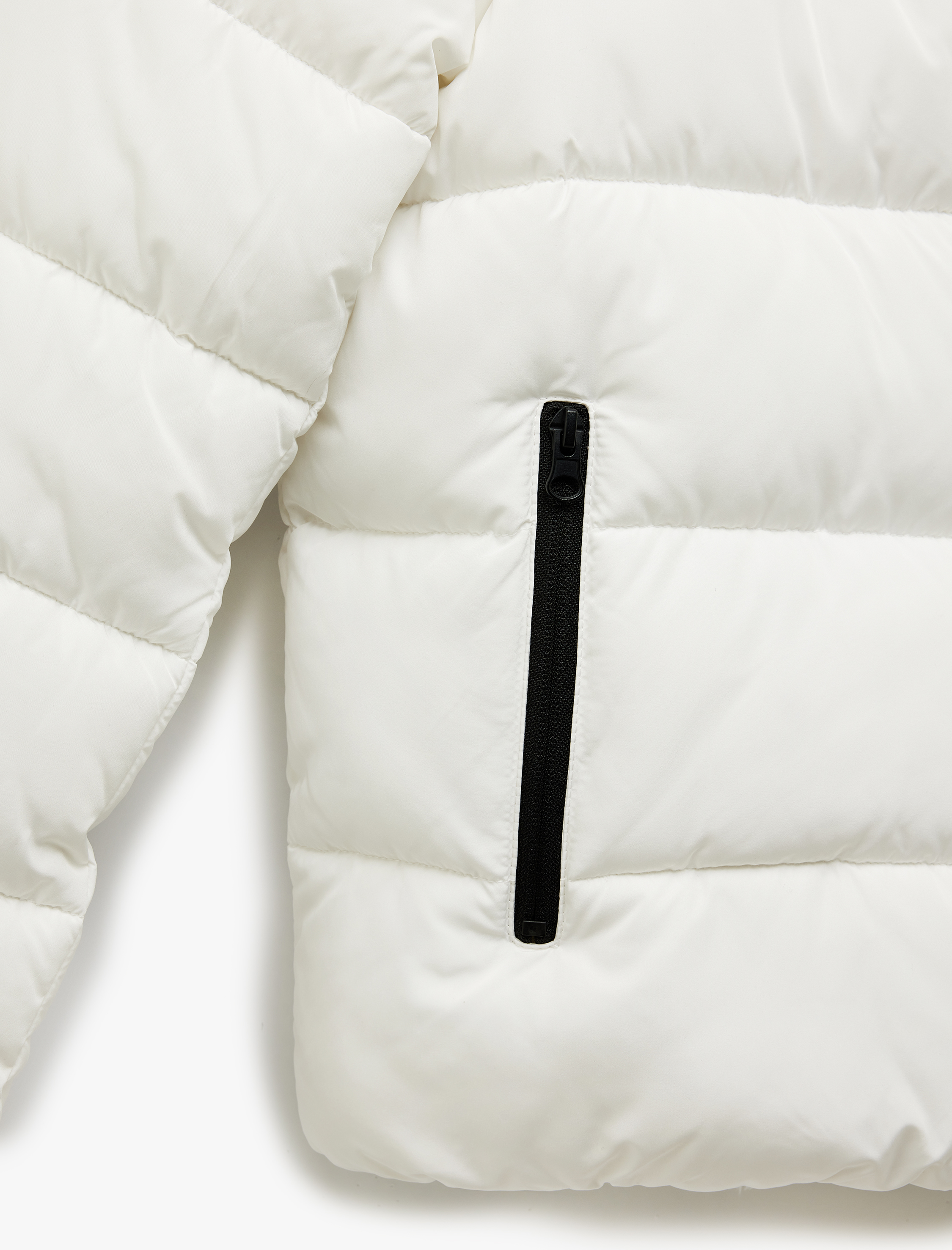   Kapüşonlu Uzun Kollu İçi Suni Kürklü Fermuarlı Cepli Şişme Mont