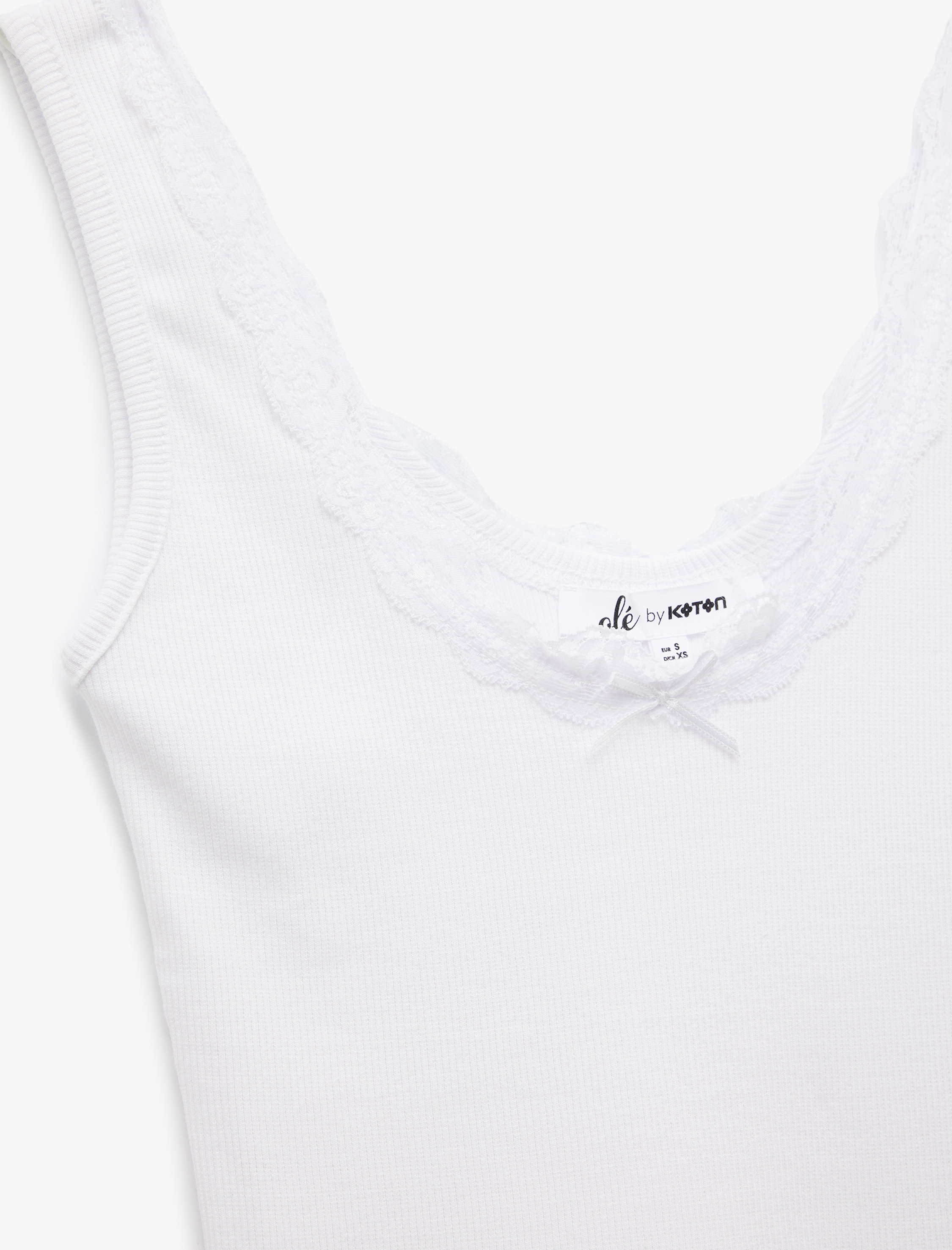   Dantel Detaylı Fiyonklu U Yaka Kolsuz Slim Fit Bluz