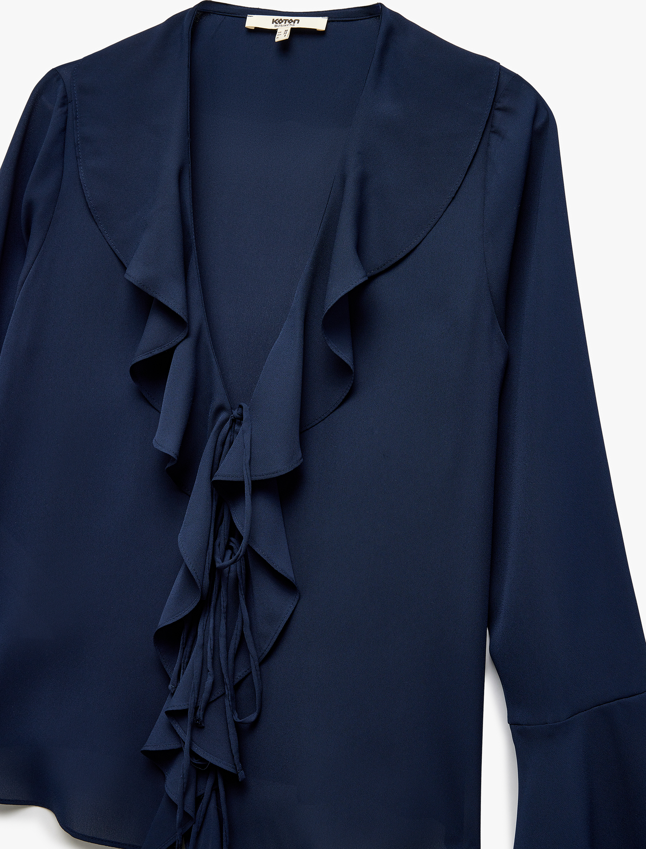   Uzun İspanyol Kol V Yaka Fiyonk Detaylı Bağlamalı Krep Fırfırlı Gömlek