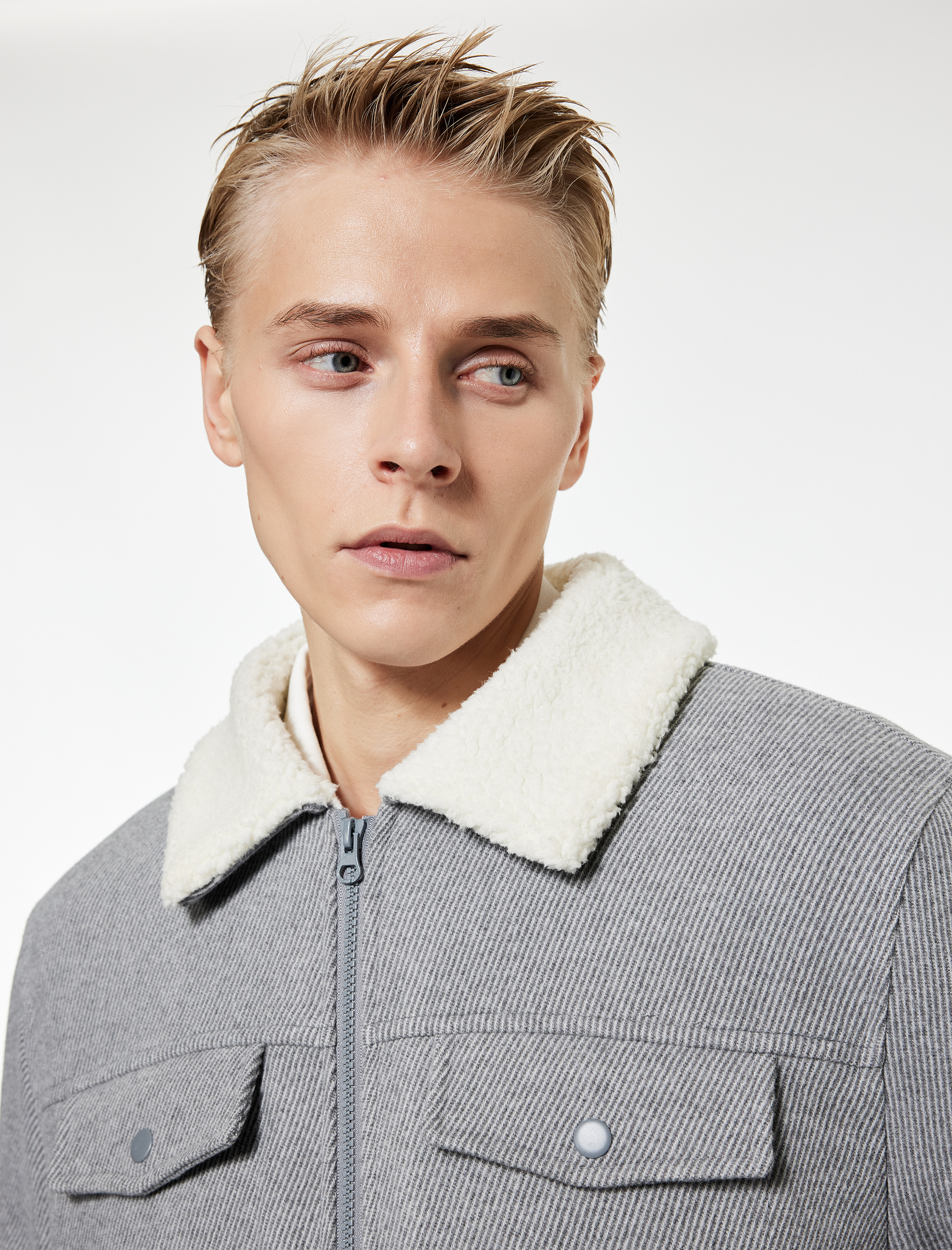   Uzun Kollu Cepli Fermuarlı İçi Peluş Astarlı Yakası Suni Kürklü Kışlık Kaşe Ceket