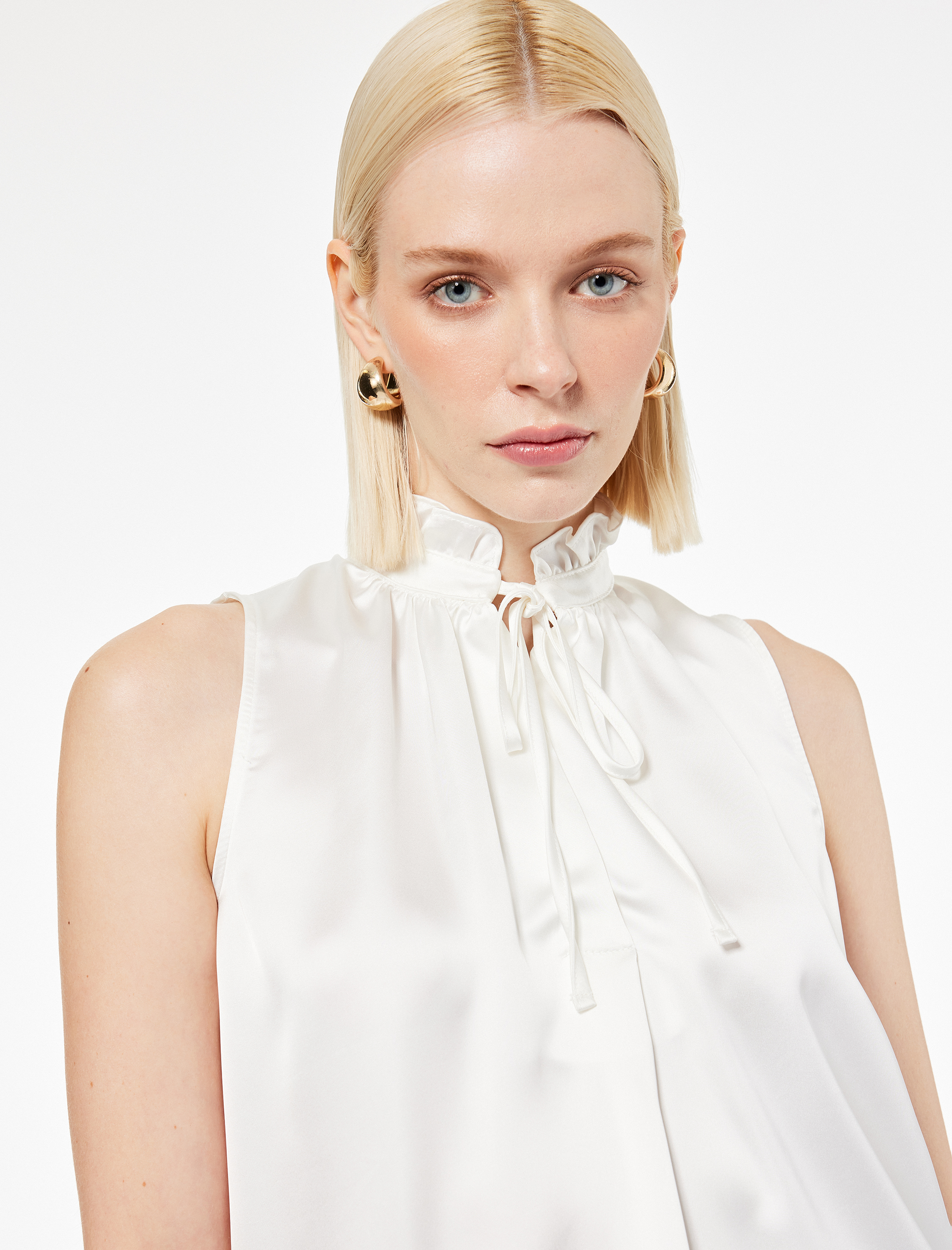   Bağlama Detaylı Dik Fırfırlı Yaka Kolsuz Gömlek