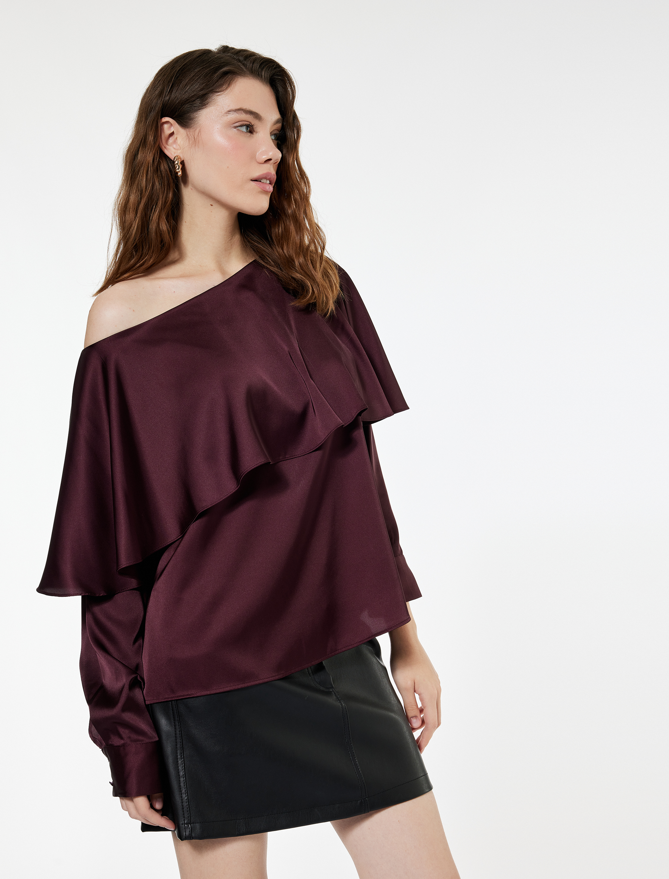   Uzun Kollu Kayık Yaka Asimetrik Kesim Saten Bluz