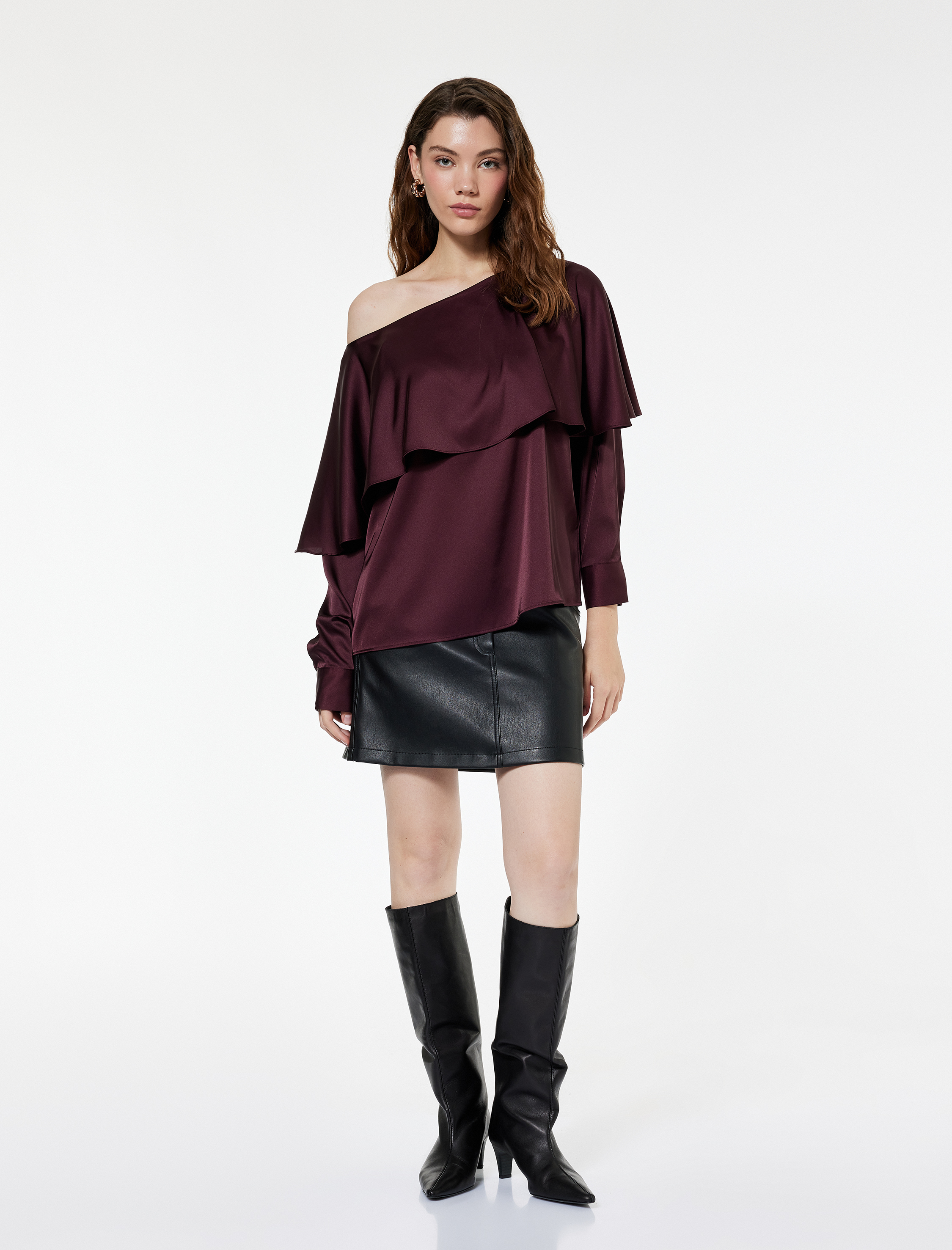   Uzun Kollu Kayık Yaka Asimetrik Kesim Saten Bluz