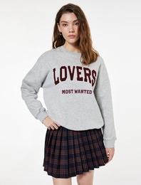 Uzun Kollu Şardonlu Bisiklet Yaka Peluş Aplike Detaylı Baskılı Sweatshirt