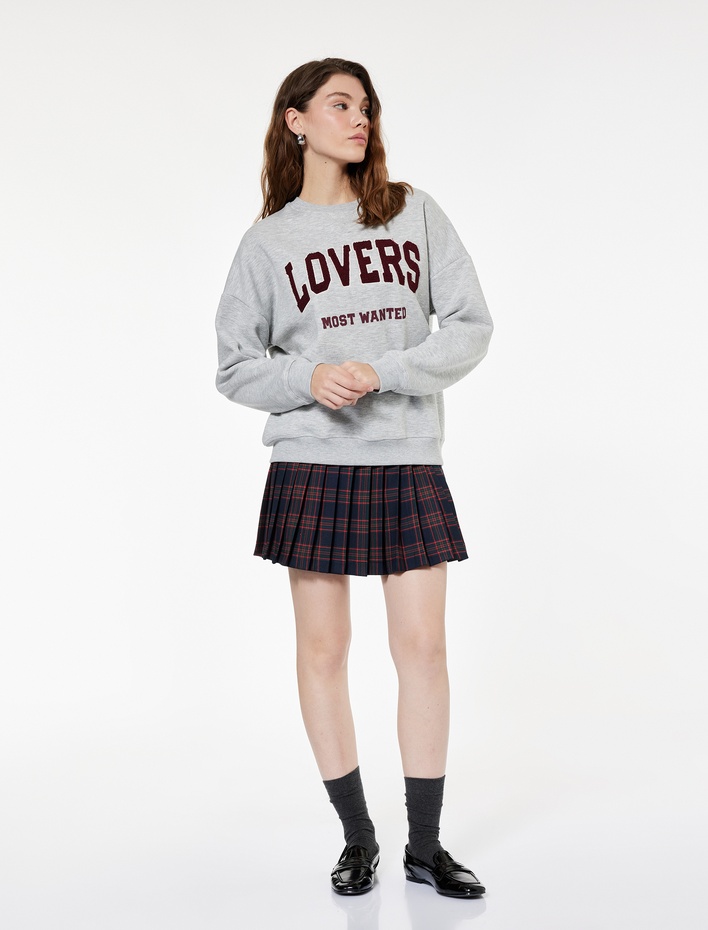  Uzun Kollu Şardonlu Bisiklet Yaka Peluş Aplike Detaylı Baskılı Sweatshirt