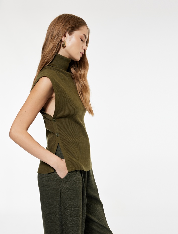  Koton X Sima Tarkan - Yanları Düğme Detaylı Balıkçı Yaka Triko Süveter