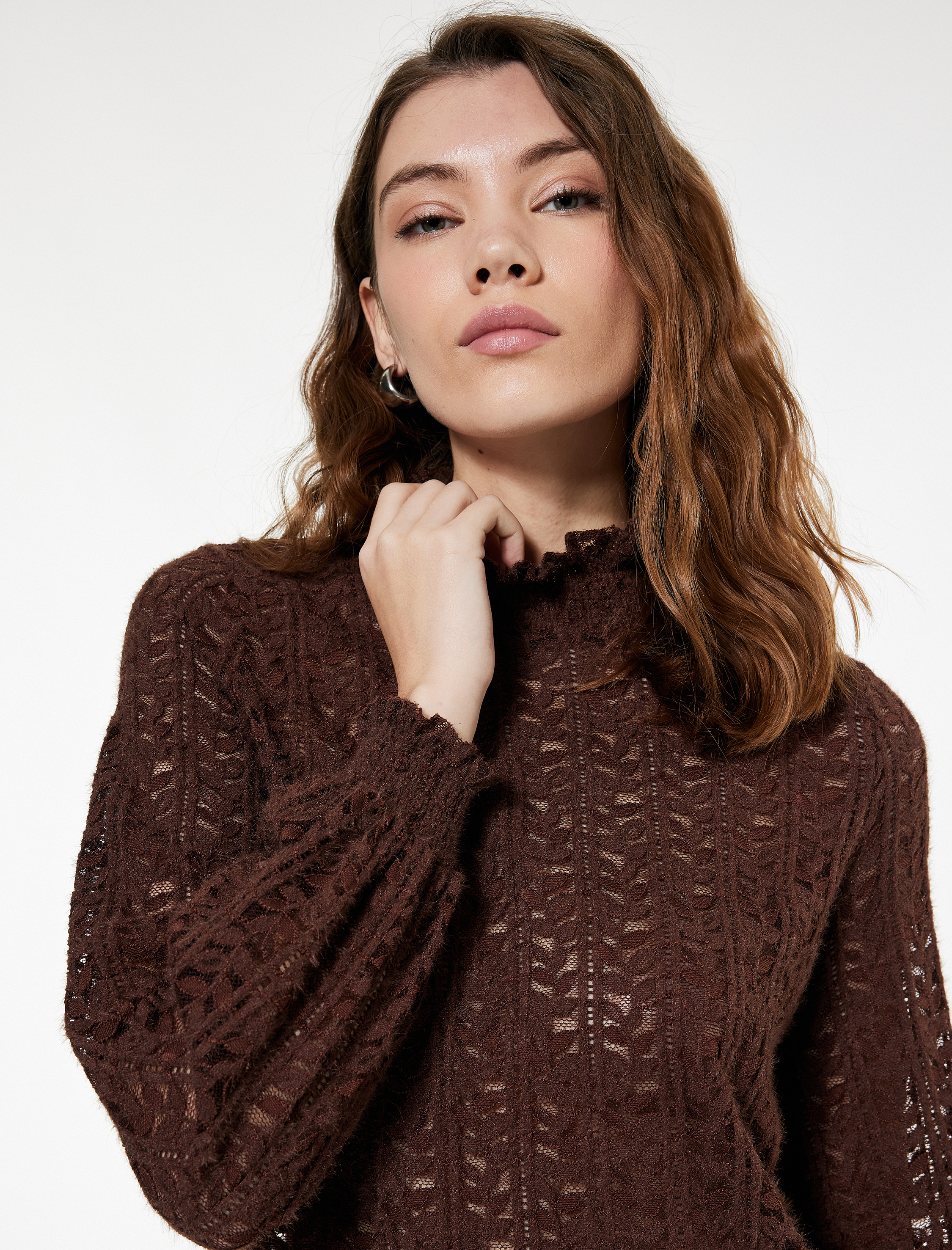   Uzun Balon Kollu Fırfırlı Dik Yaka Dantelli Bluz